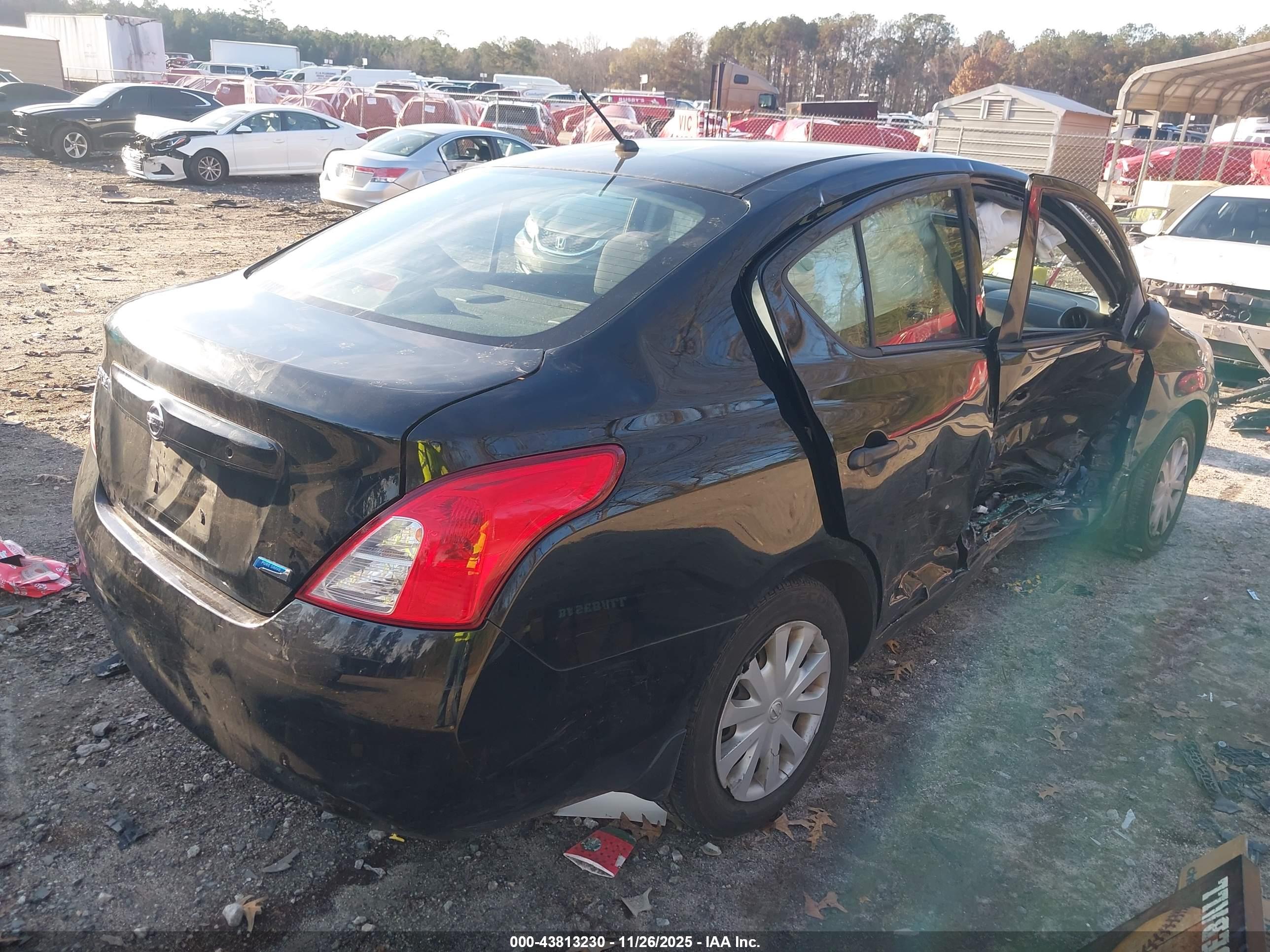 NISSAN VERSA image 4