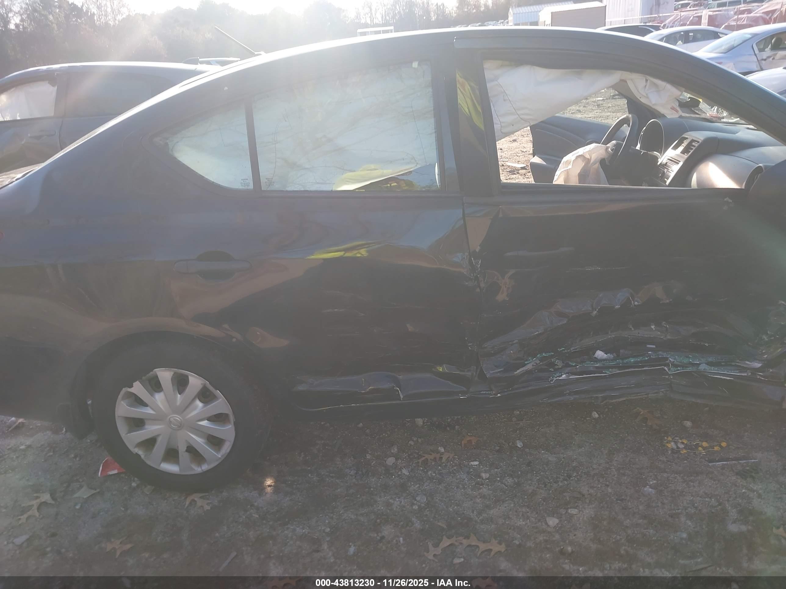 NISSAN VERSA image 6