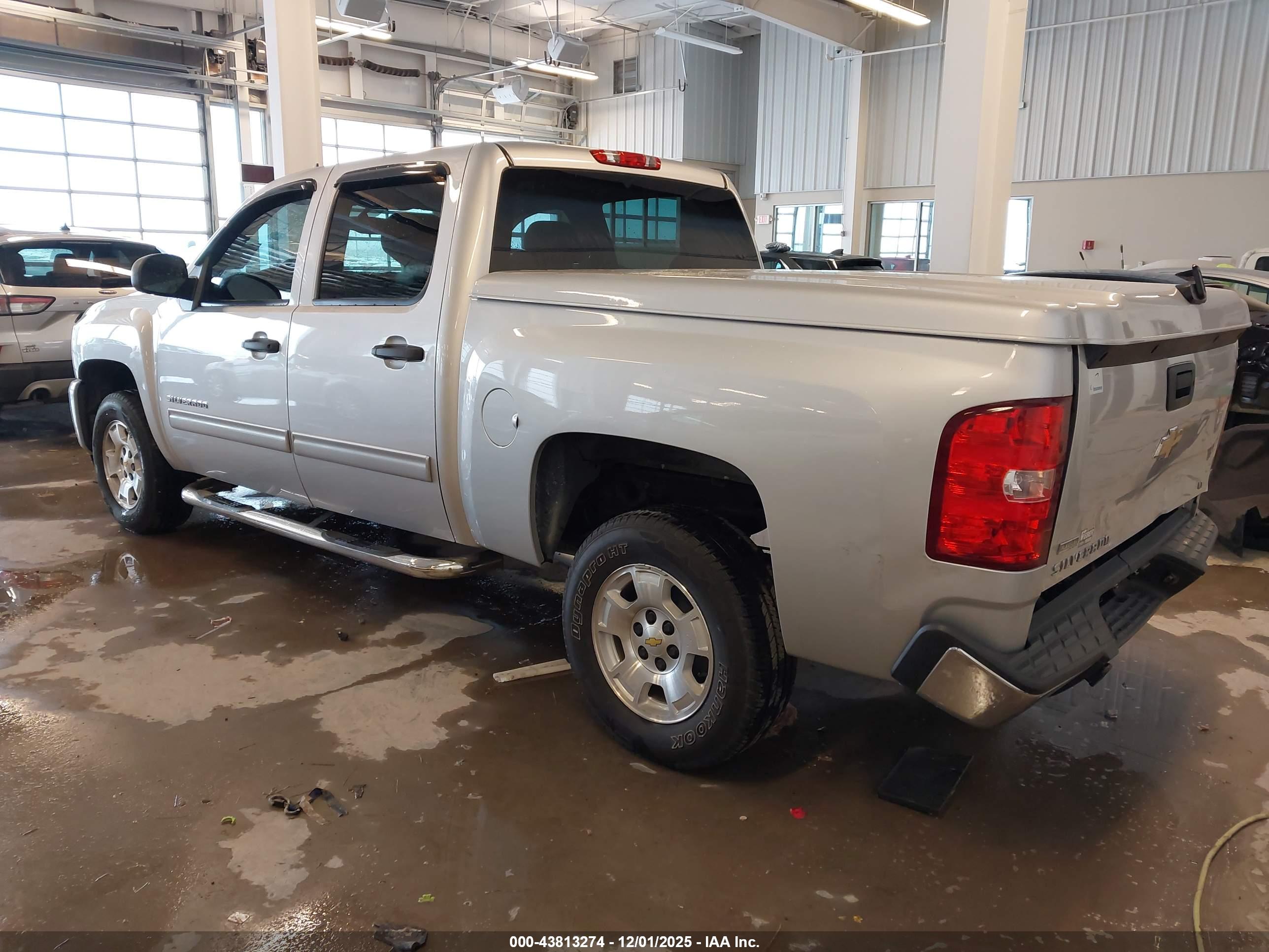 CHEVROLET SILVERADO image 3