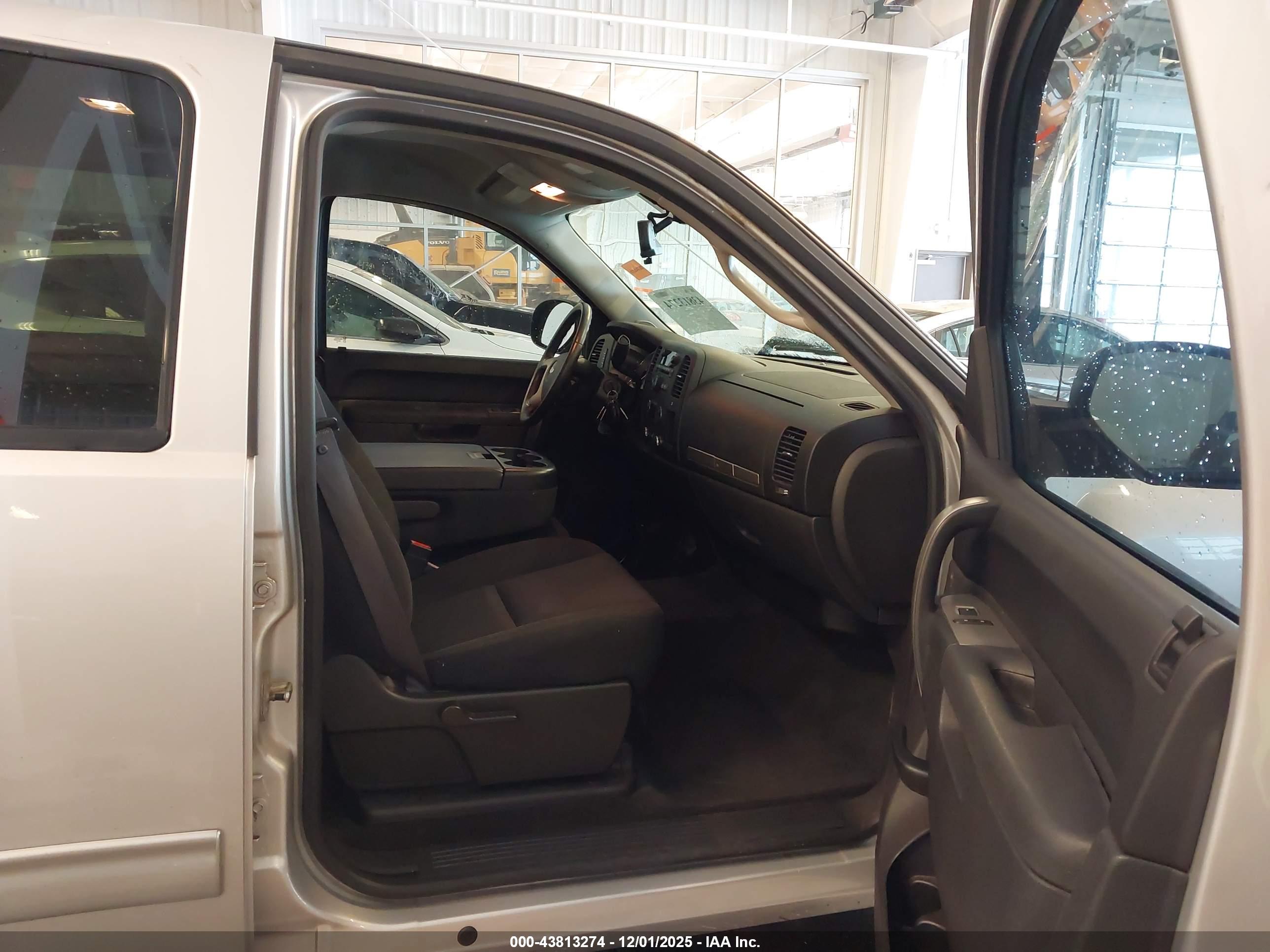 CHEVROLET SILVERADO image 5