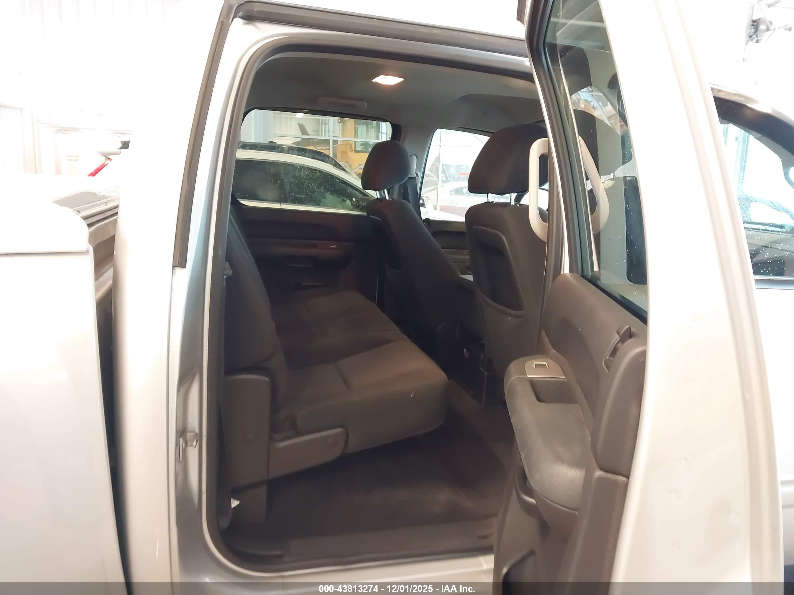 CHEVROLET SILVERADO image 8