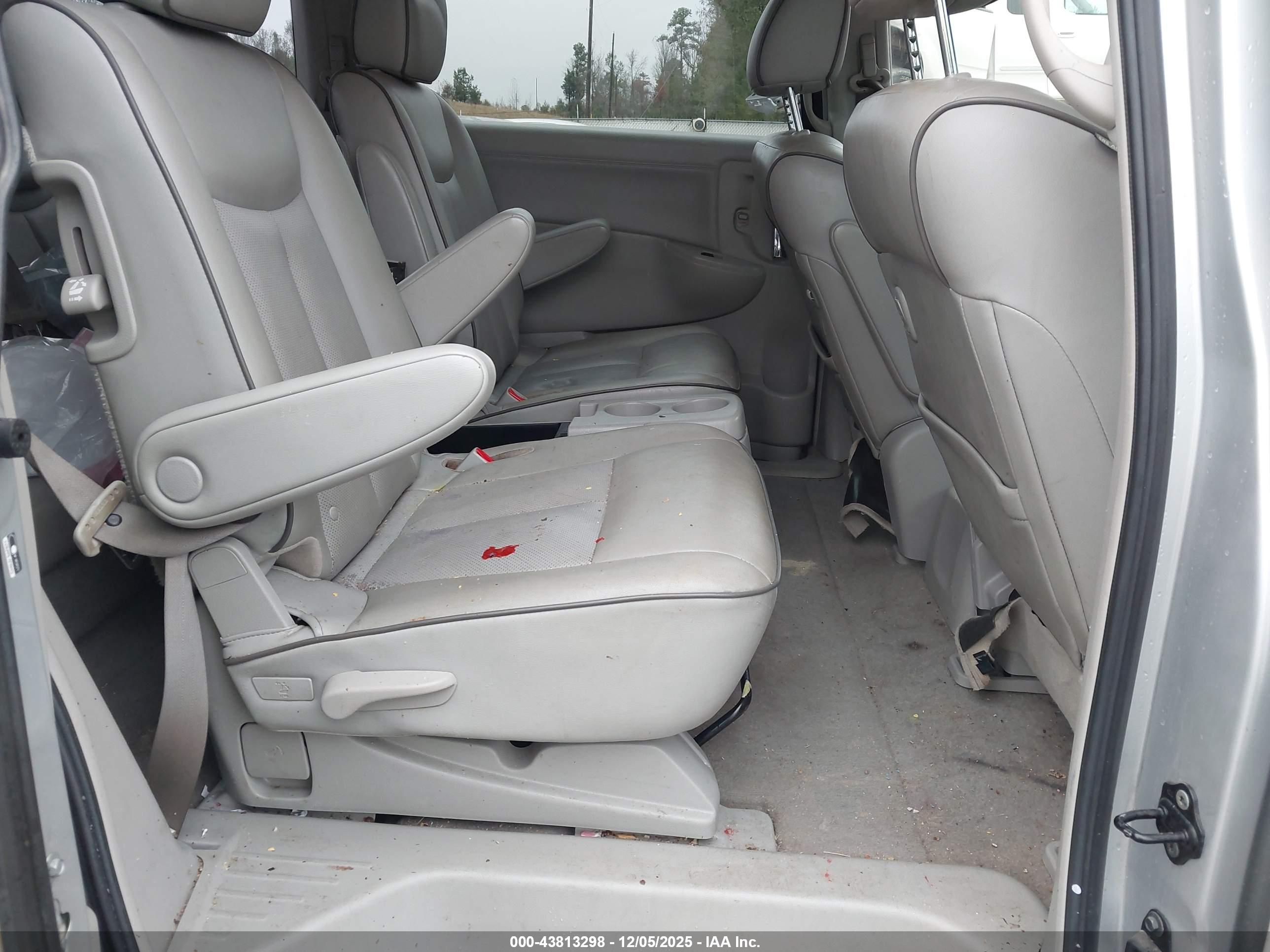 NISSAN QUEST image 8