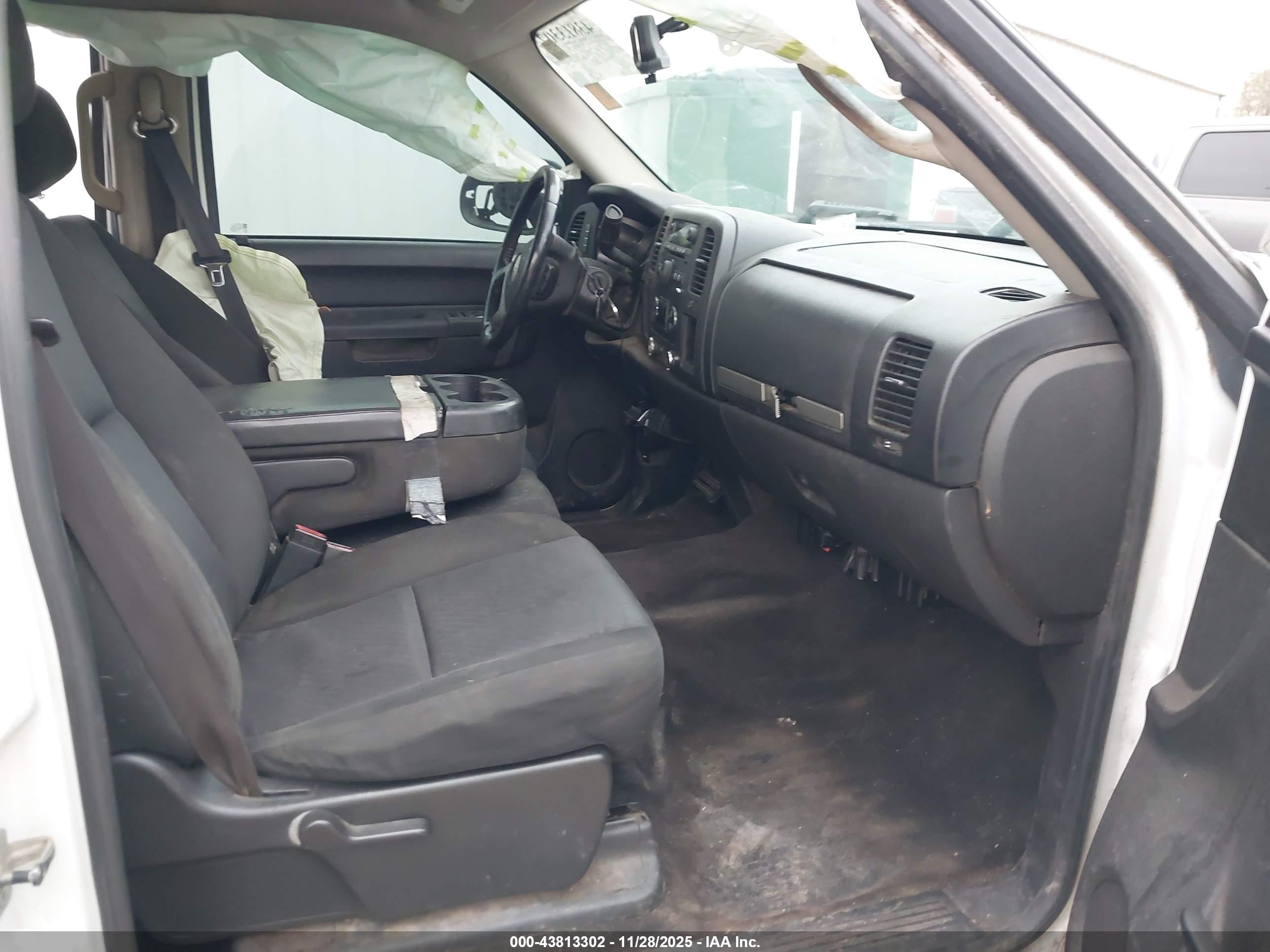 CHEVROLET SILVERADO image 5