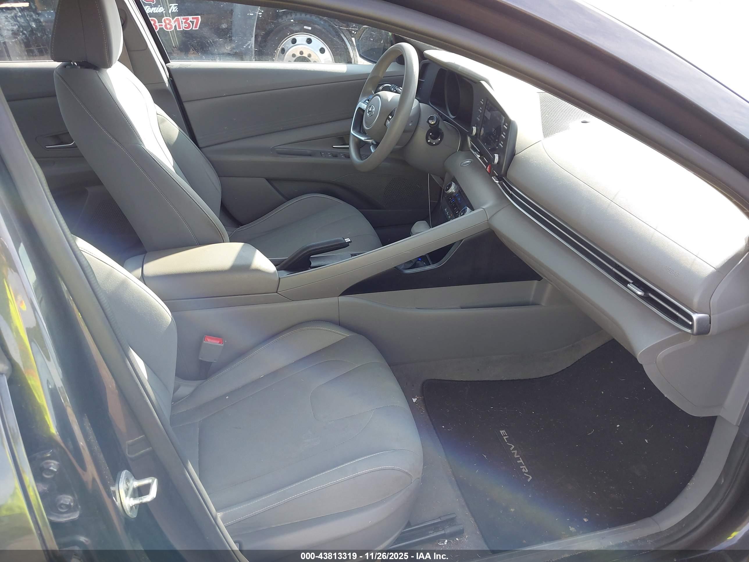 HYUNDAI ELANTRA image 5