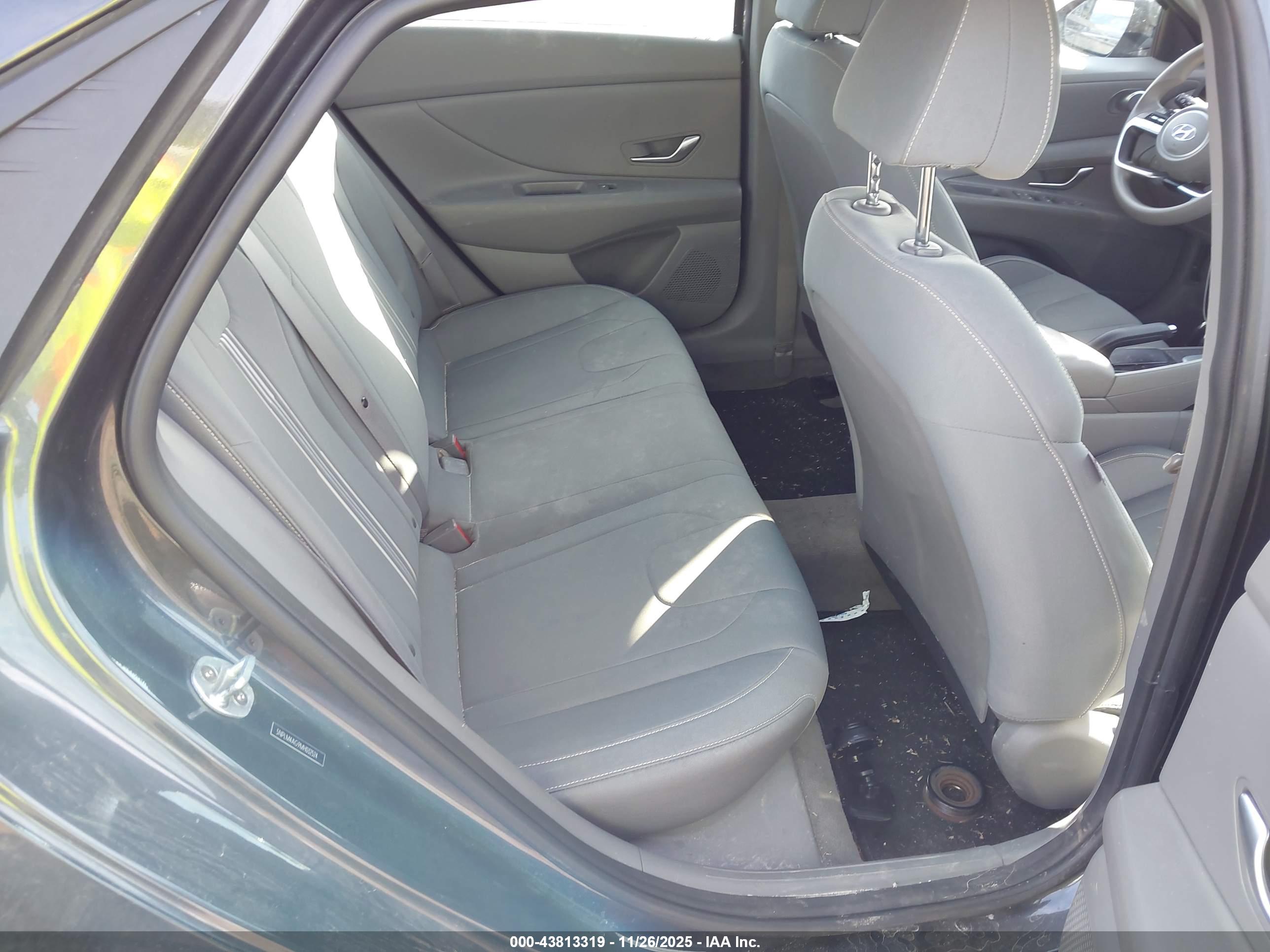 HYUNDAI ELANTRA image 8