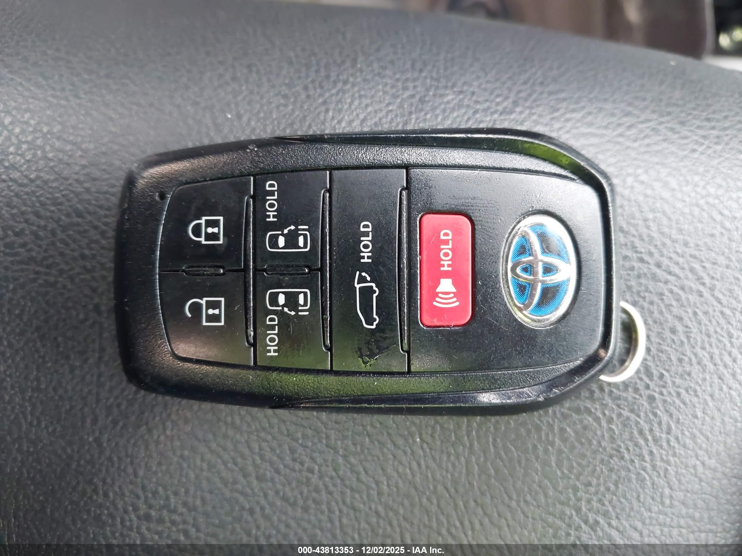 TOYOTA SIENNA image 11