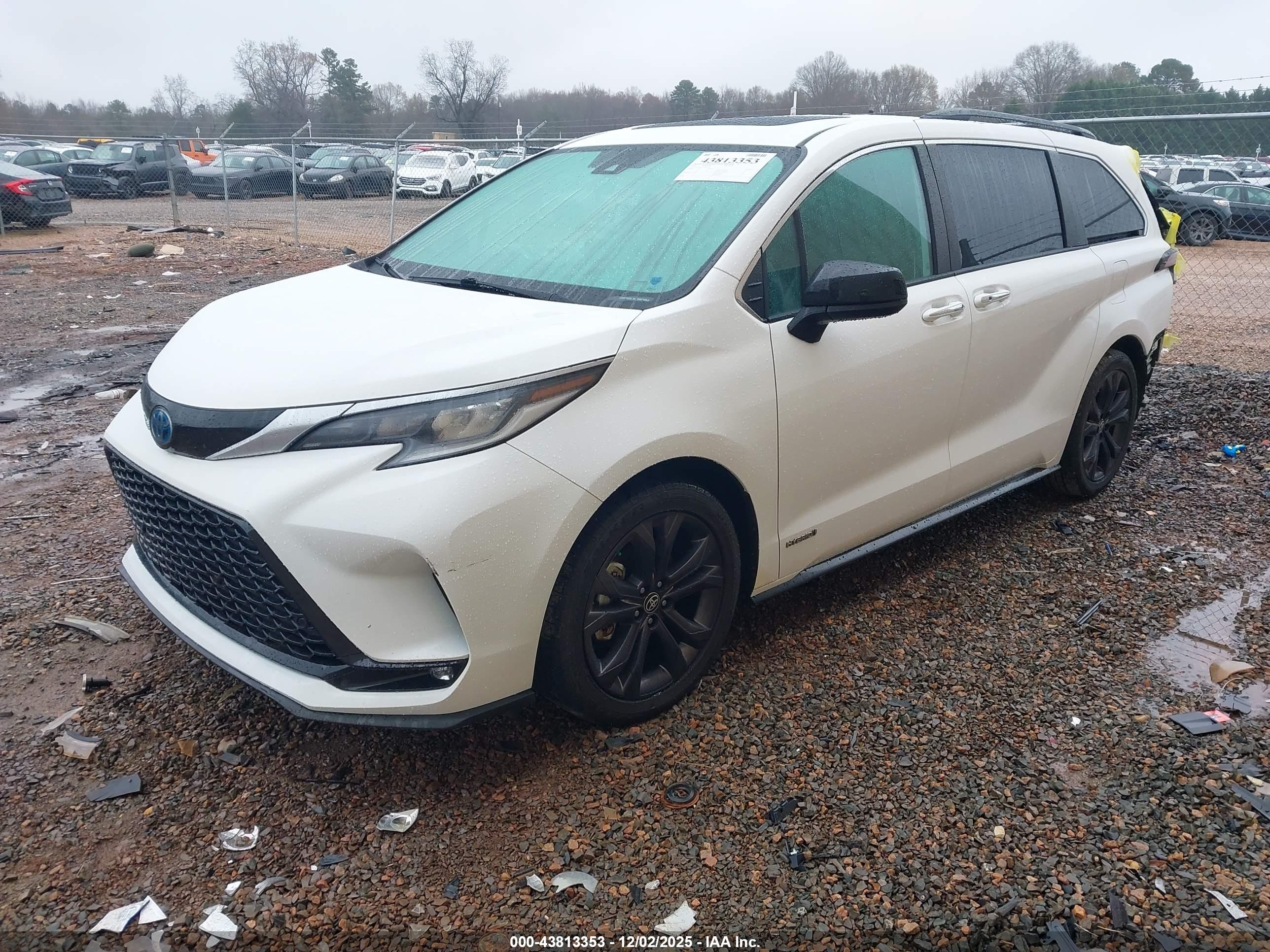 TOYOTA SIENNA image 2
