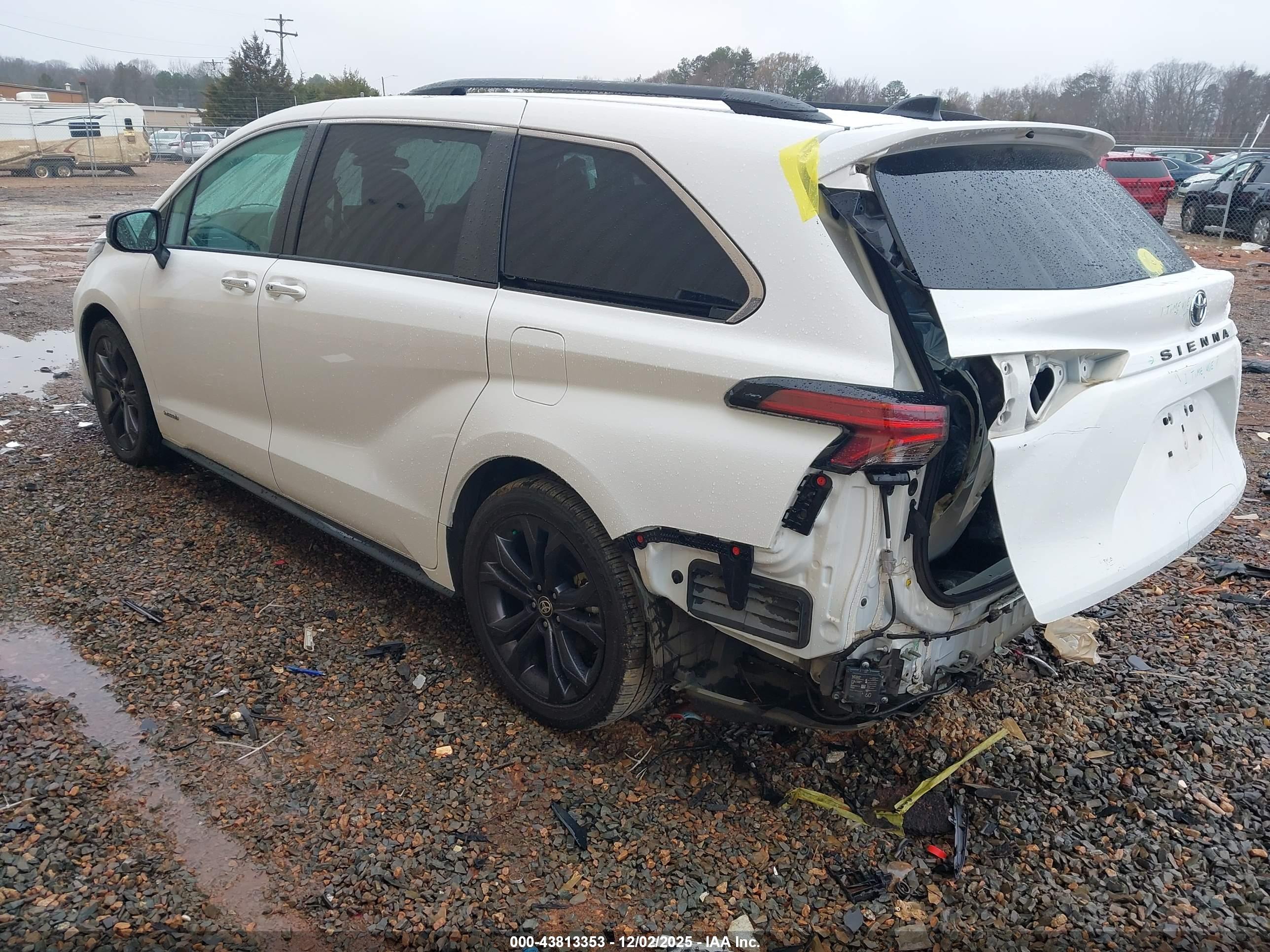 TOYOTA SIENNA image 3