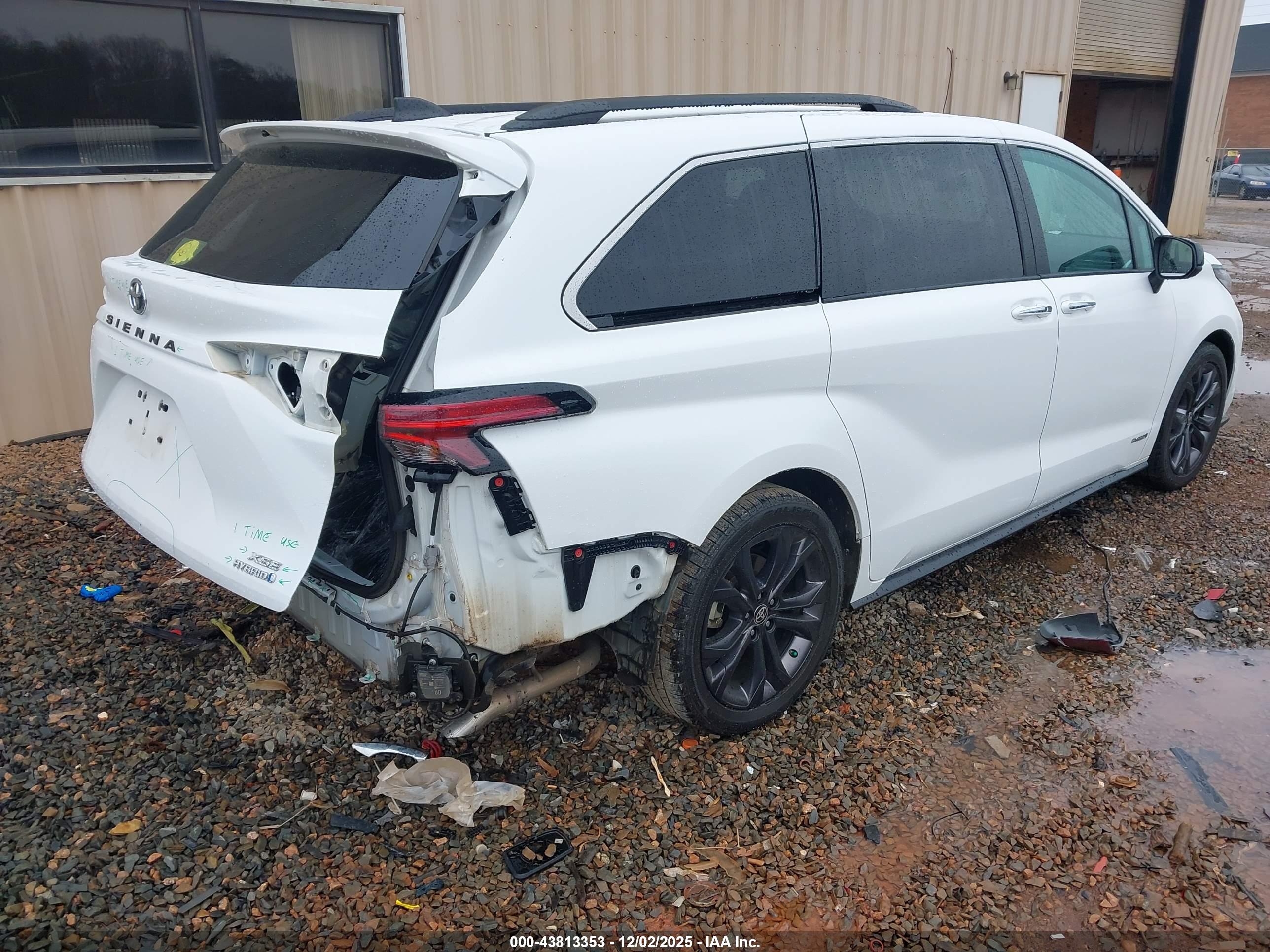 TOYOTA SIENNA image 4