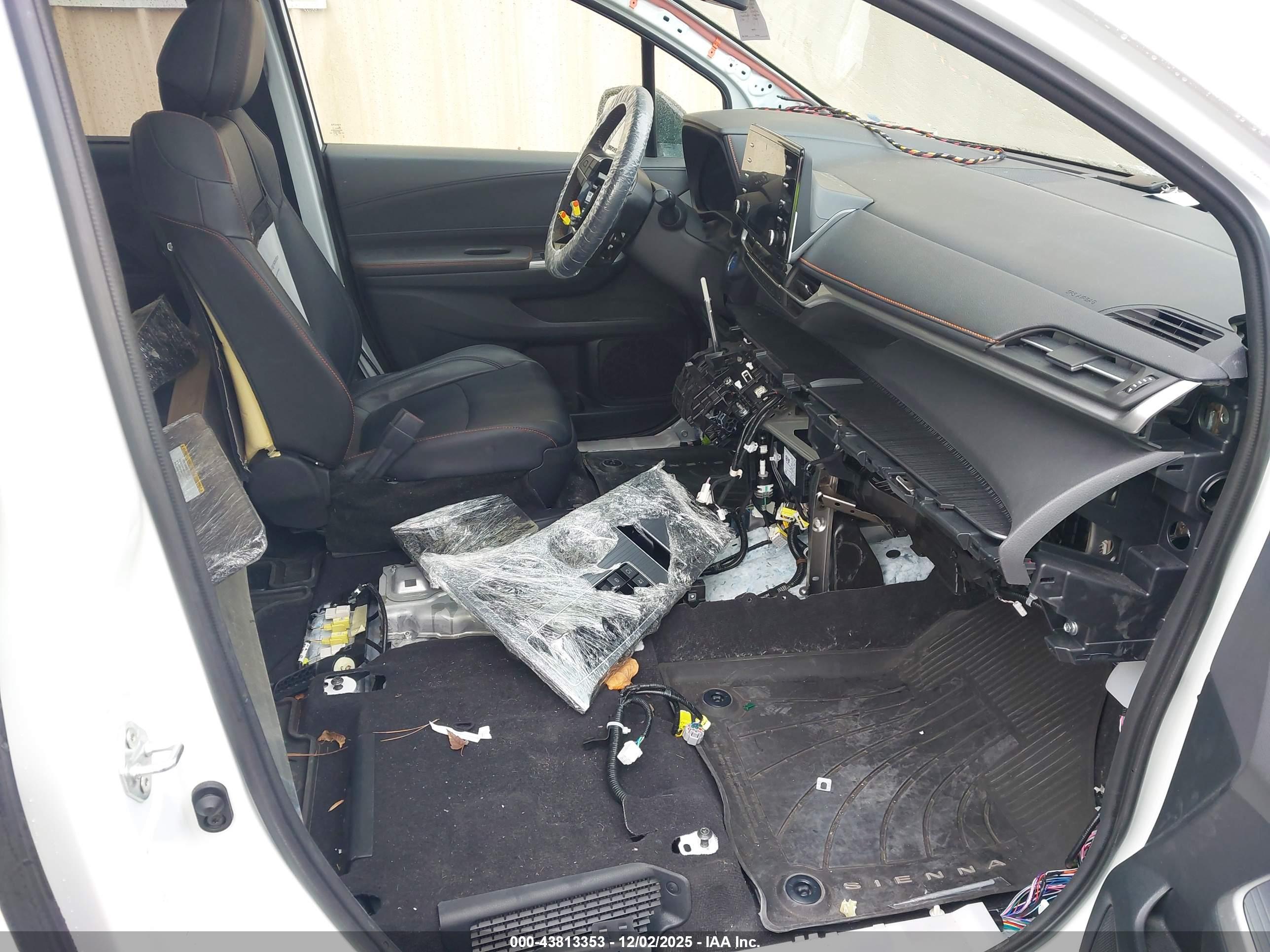 TOYOTA SIENNA image 5
