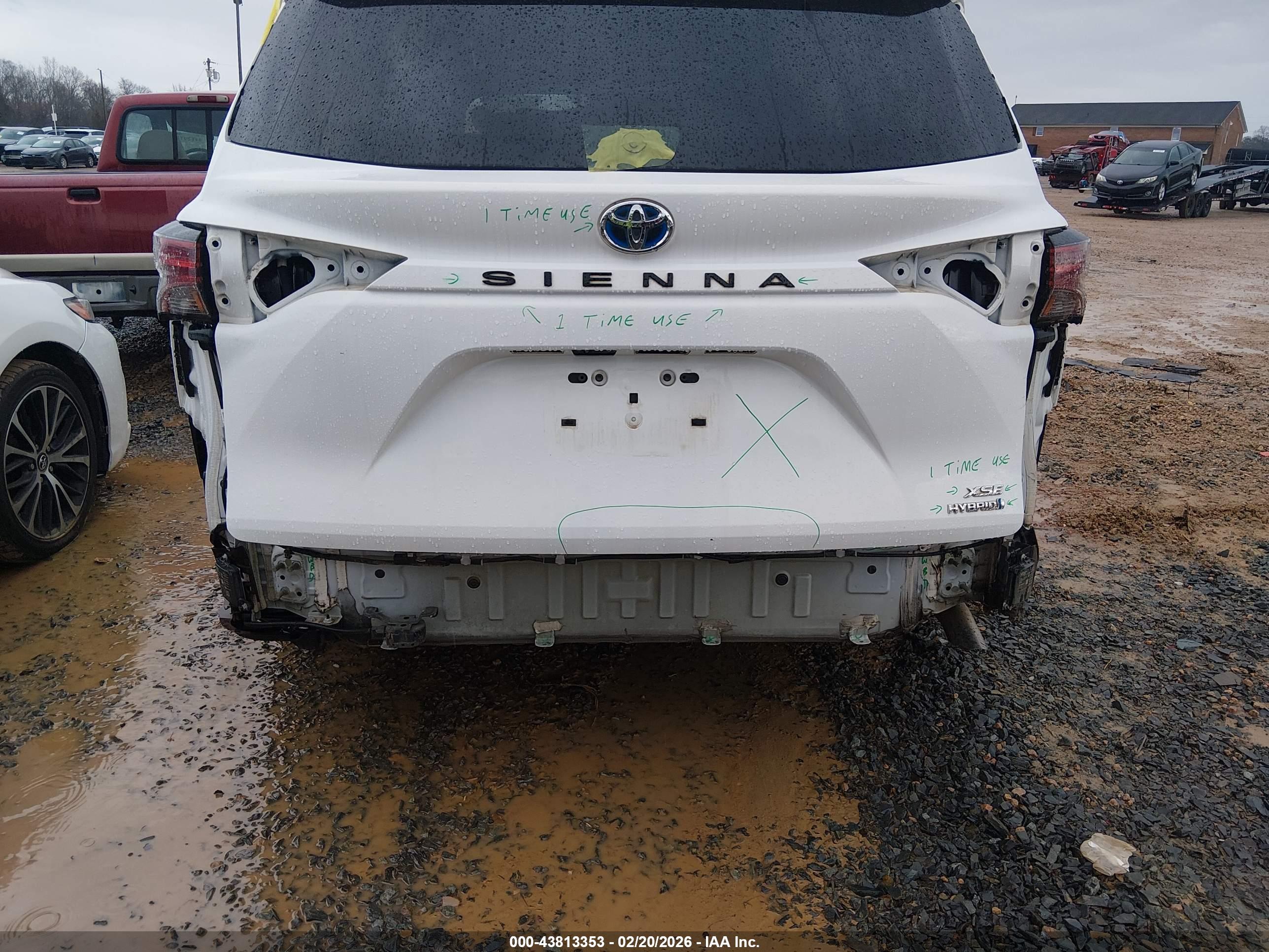TOYOTA SIENNA image 6