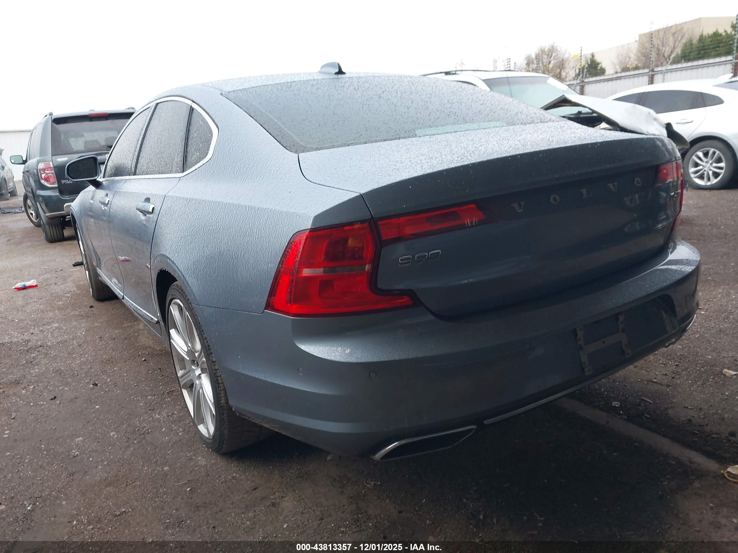 VOLVO S90 image 3