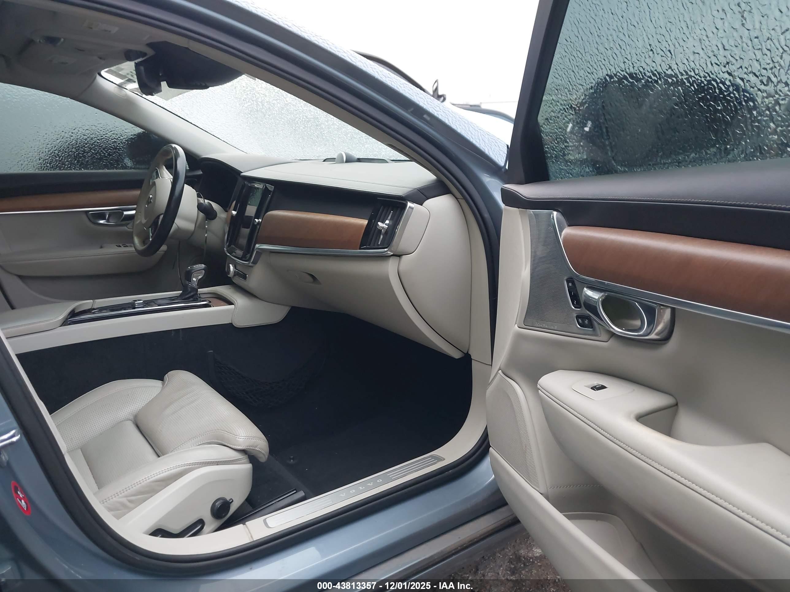 VOLVO S90 image 5
