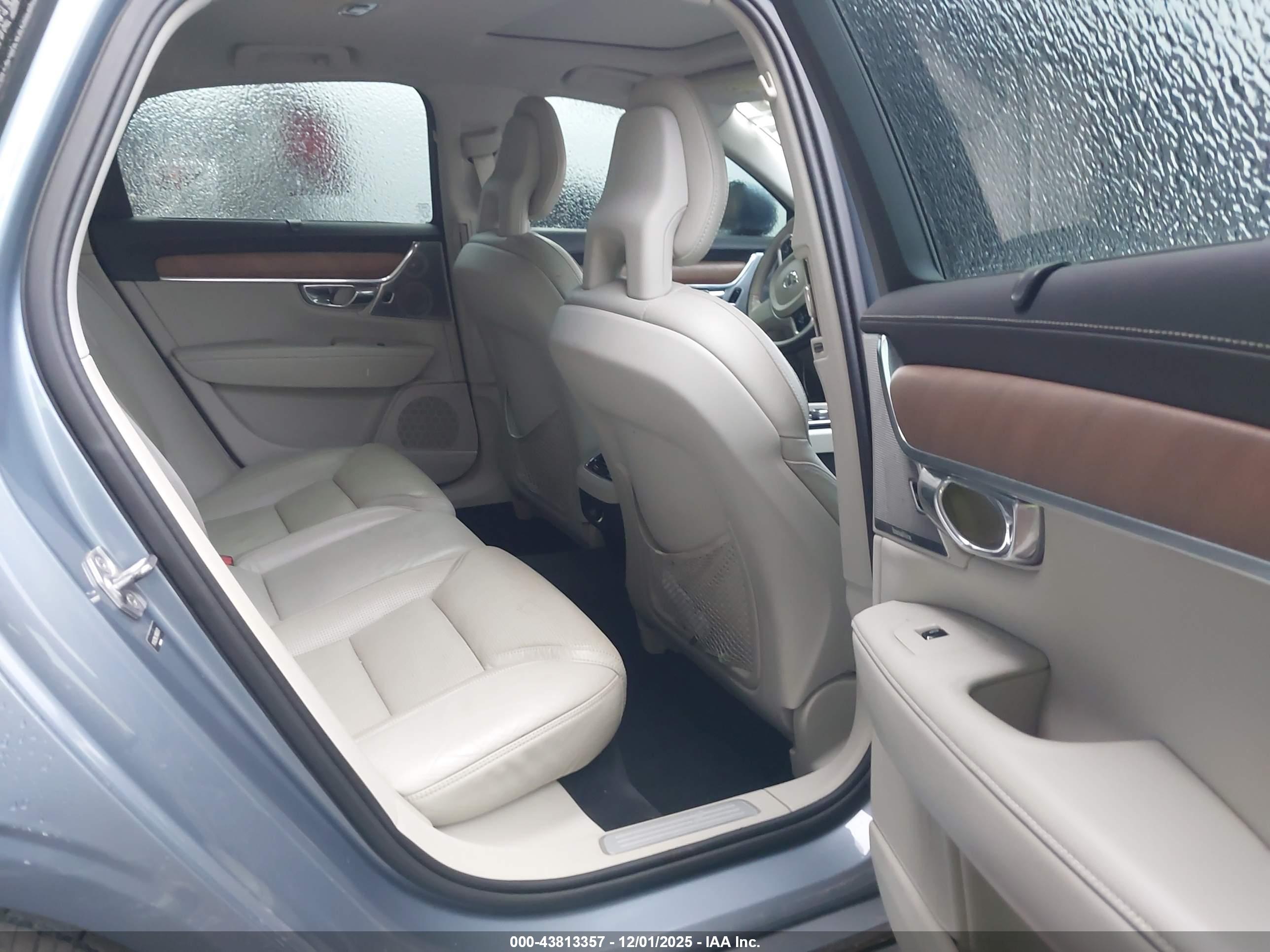 VOLVO S90 image 8