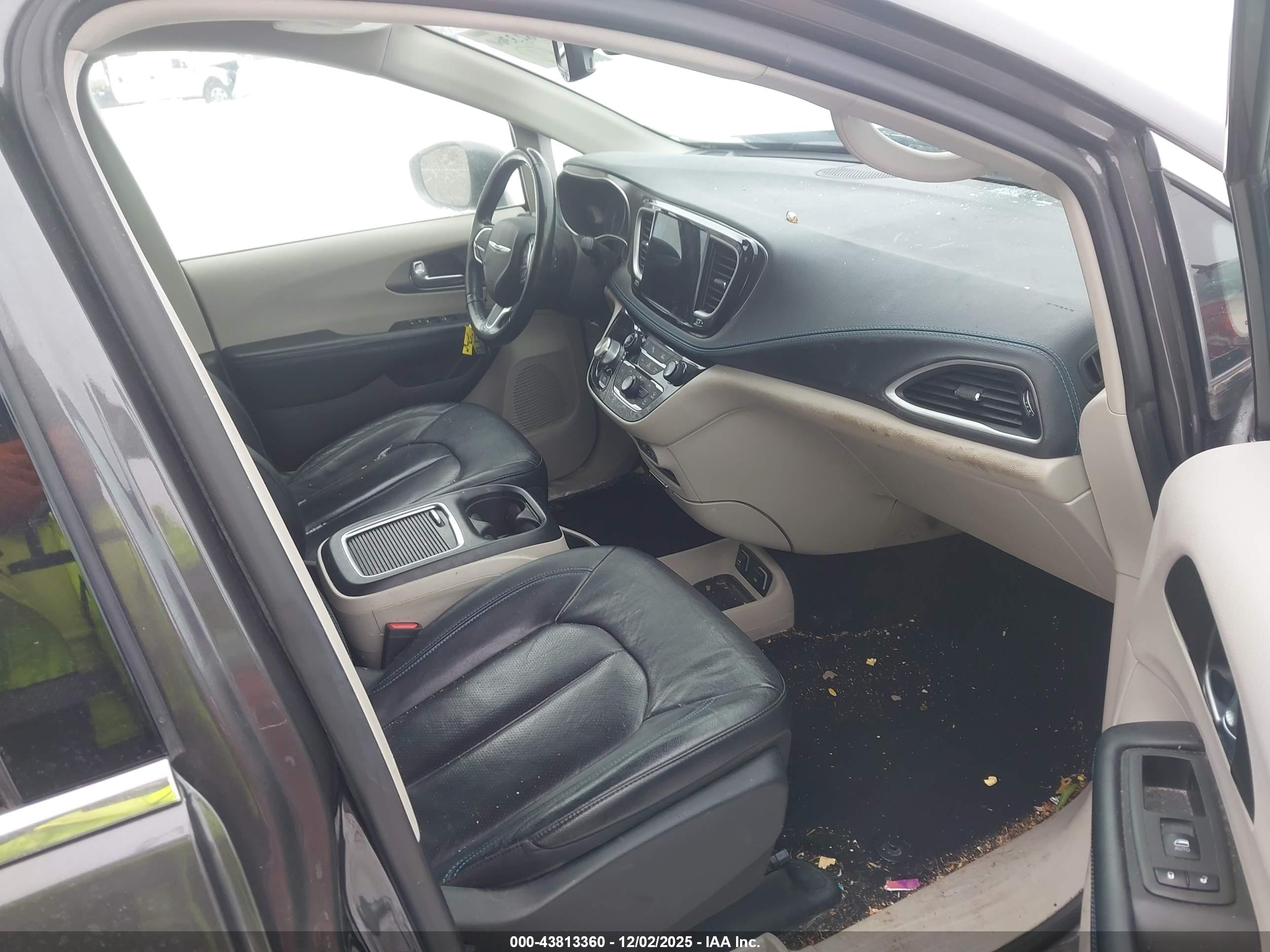 CHRYSLER PACIFICA image 5