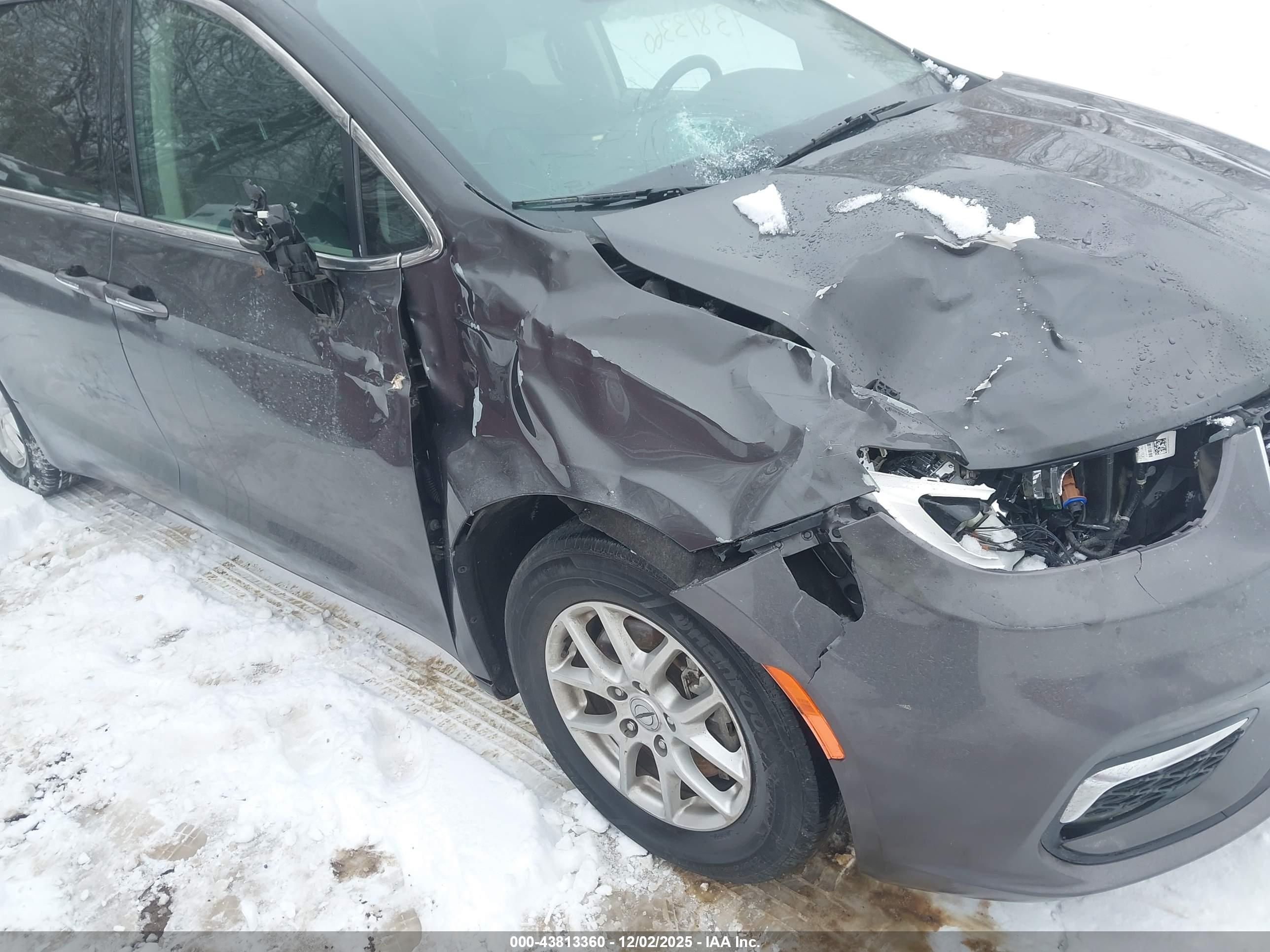 CHRYSLER PACIFICA image 6