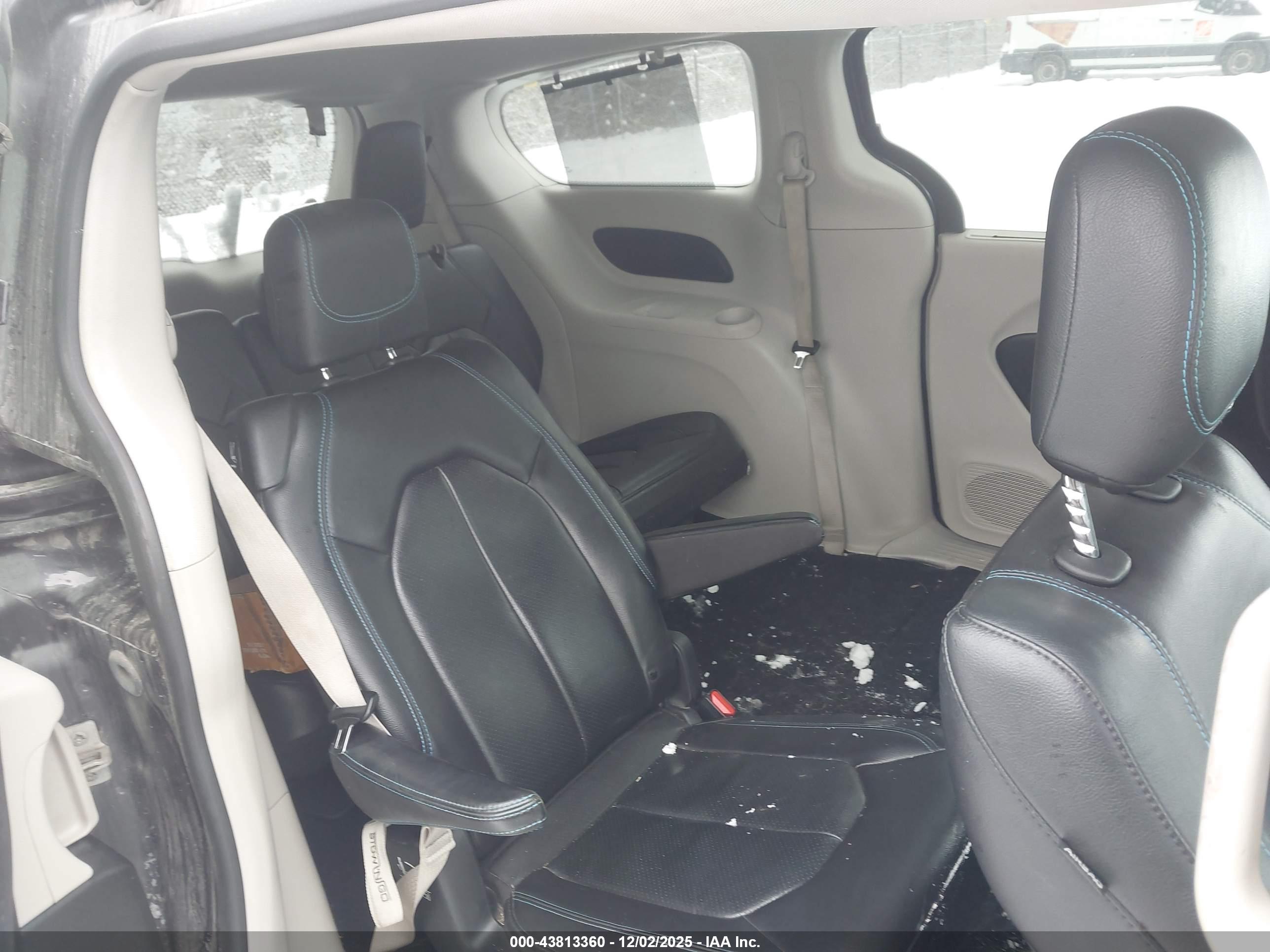 CHRYSLER PACIFICA image 8