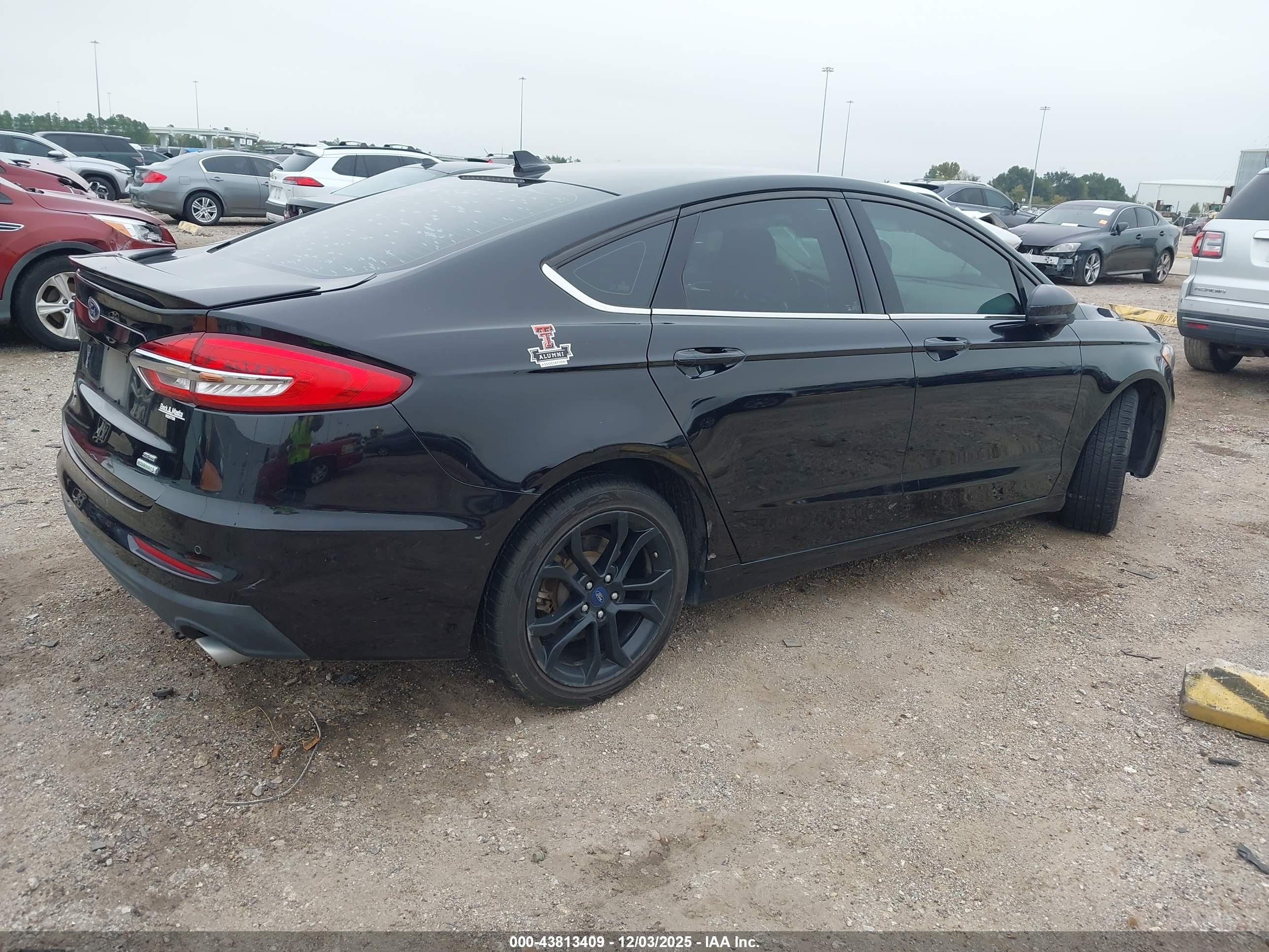 FORD FUSION image 4