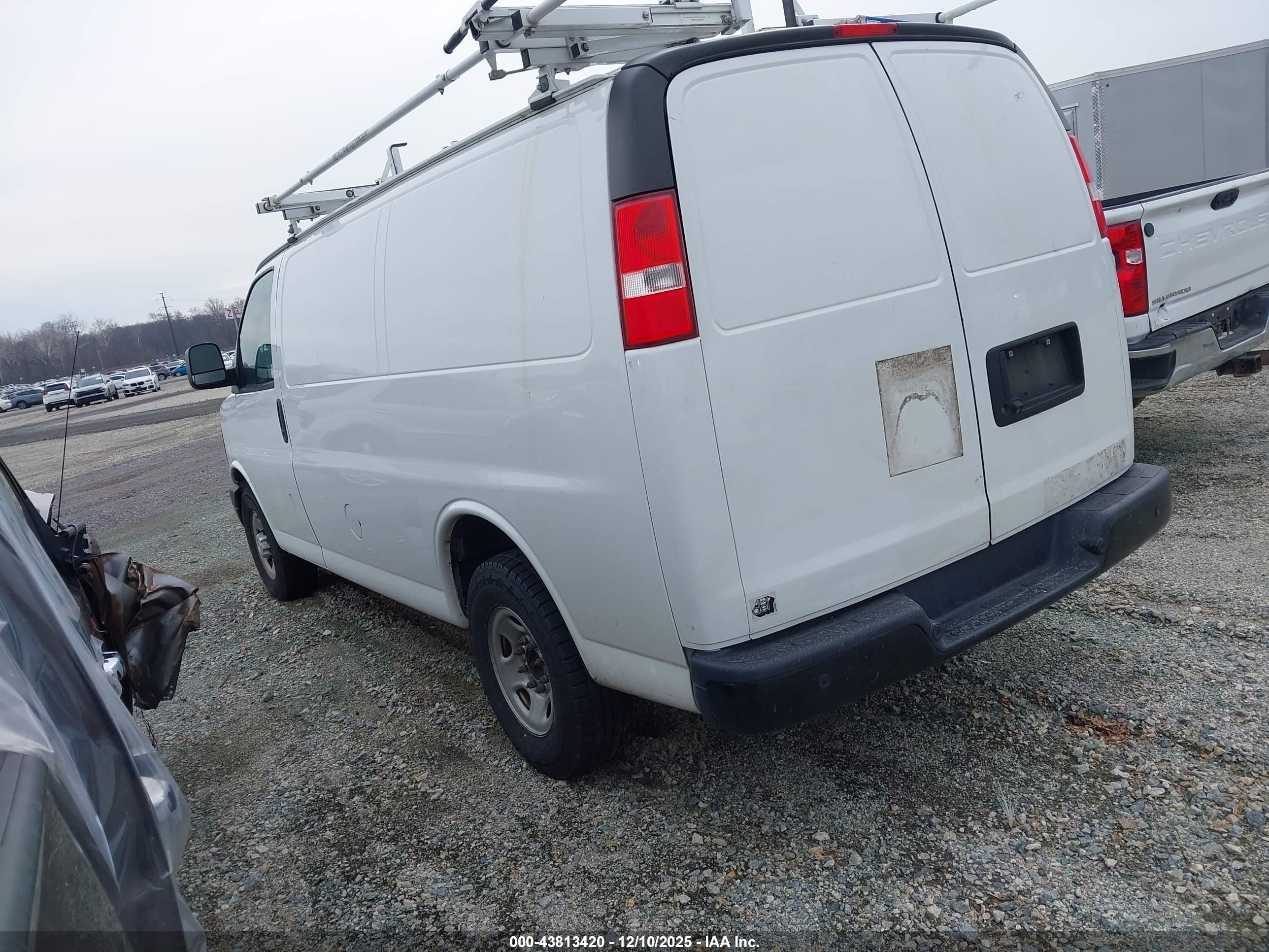 CHEVROLET EXPRESS image 3
