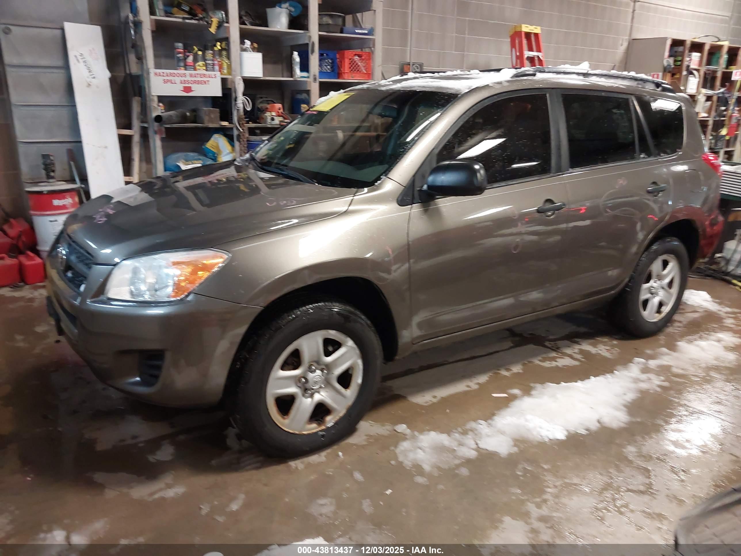 TOYOTA RAV4 image 2