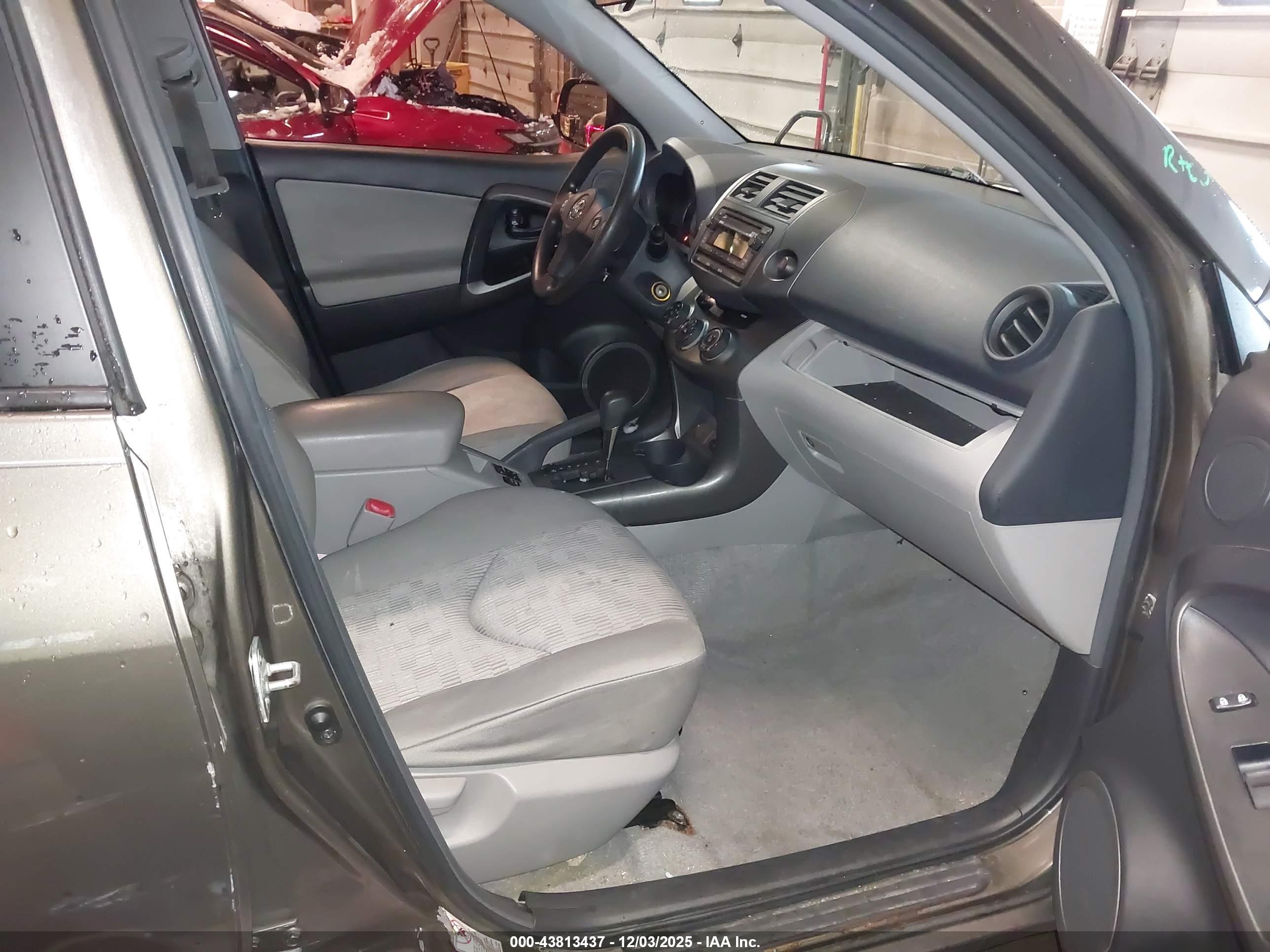TOYOTA RAV4 image 5