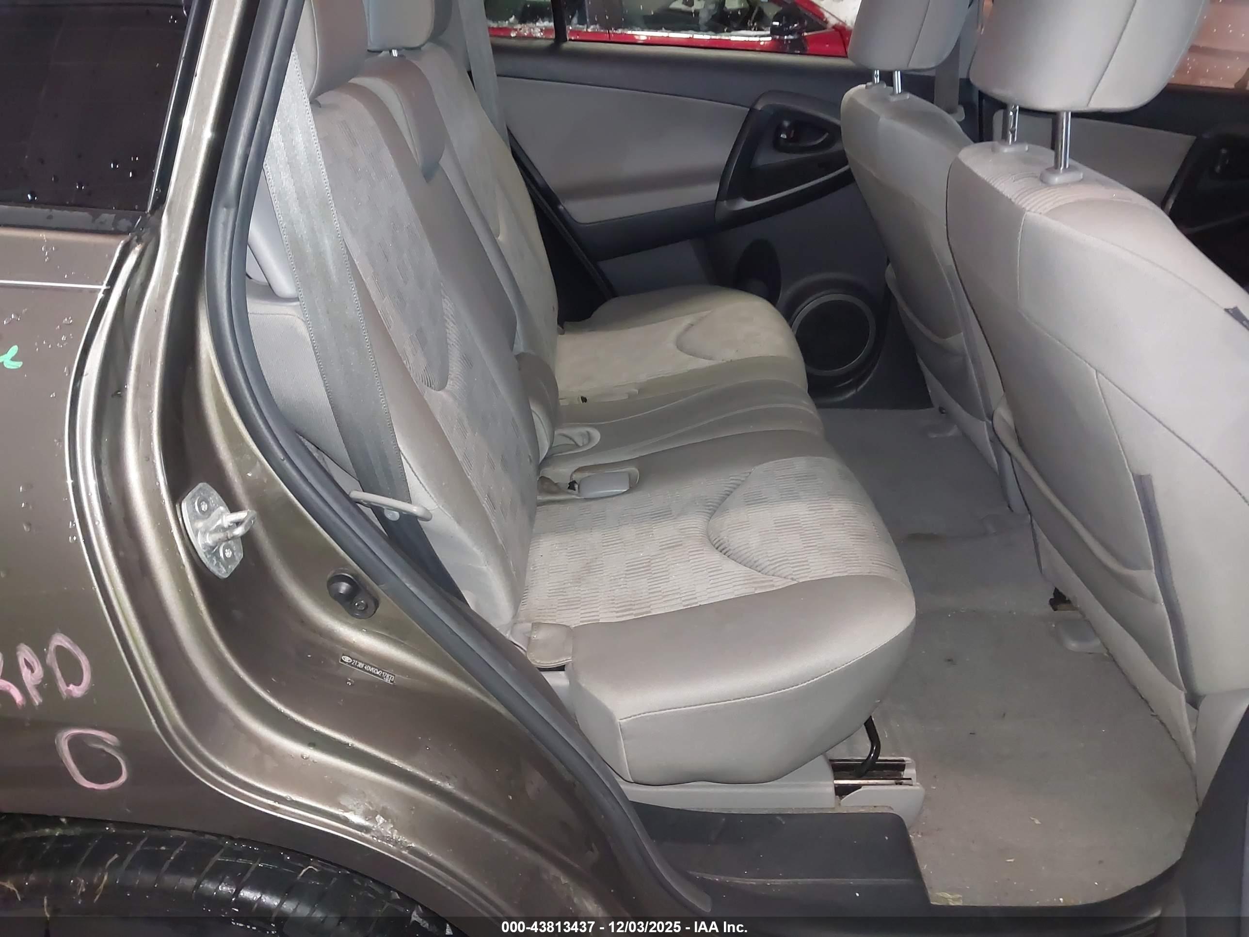 TOYOTA RAV4 image 8