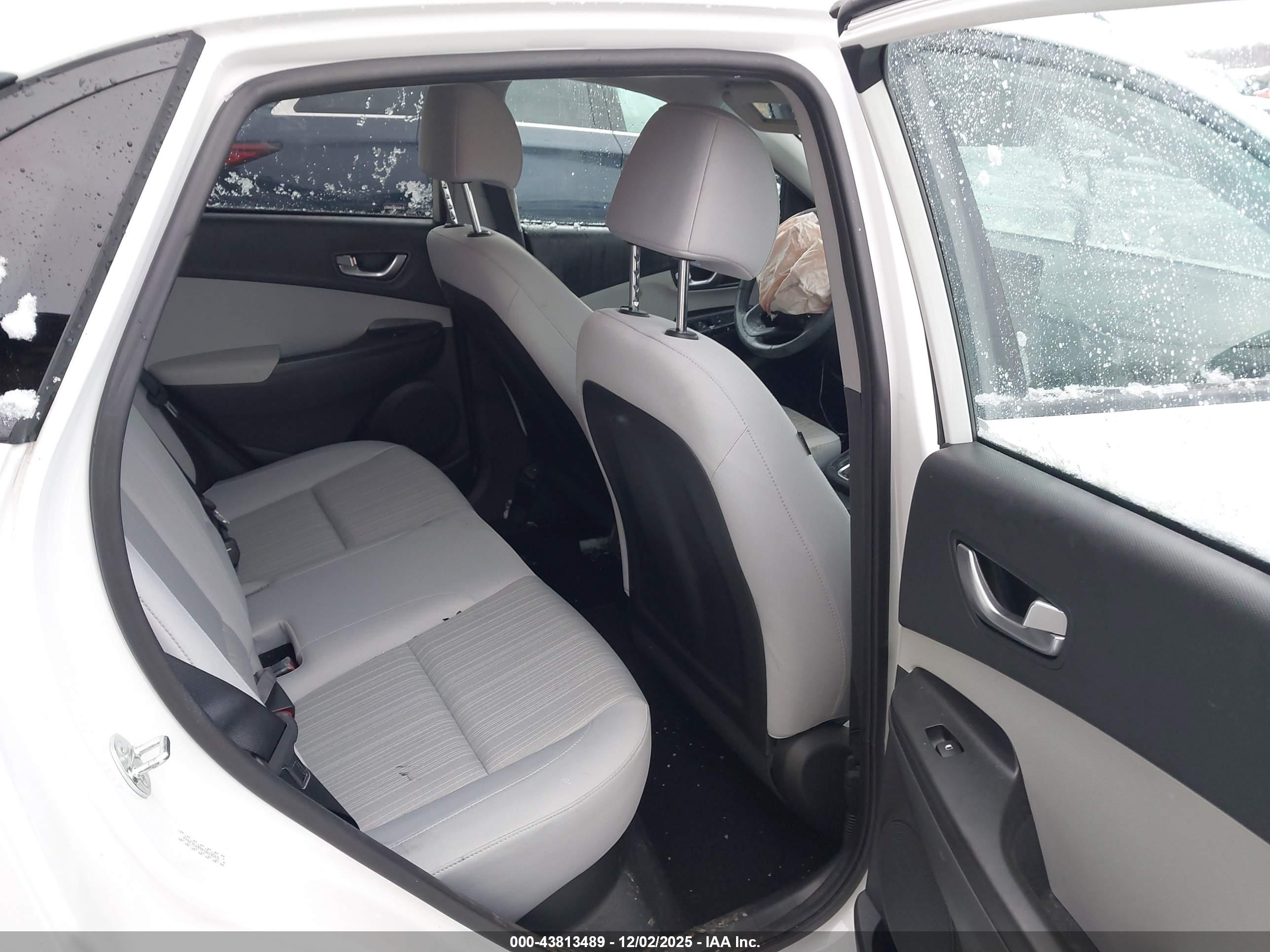 HYUNDAI KONA image 8