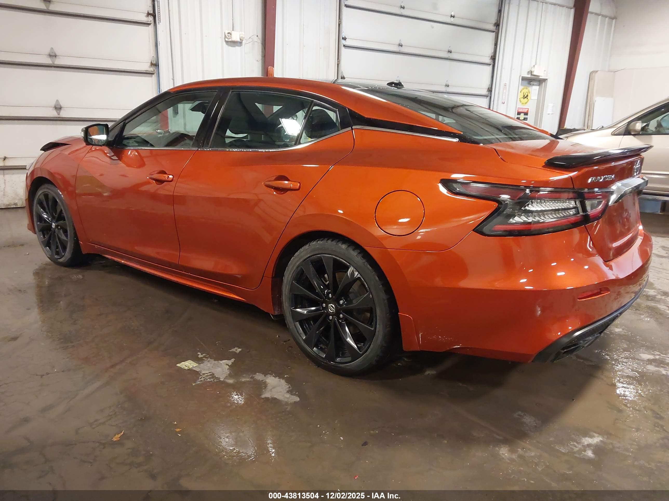 NISSAN MAXIMA image 3