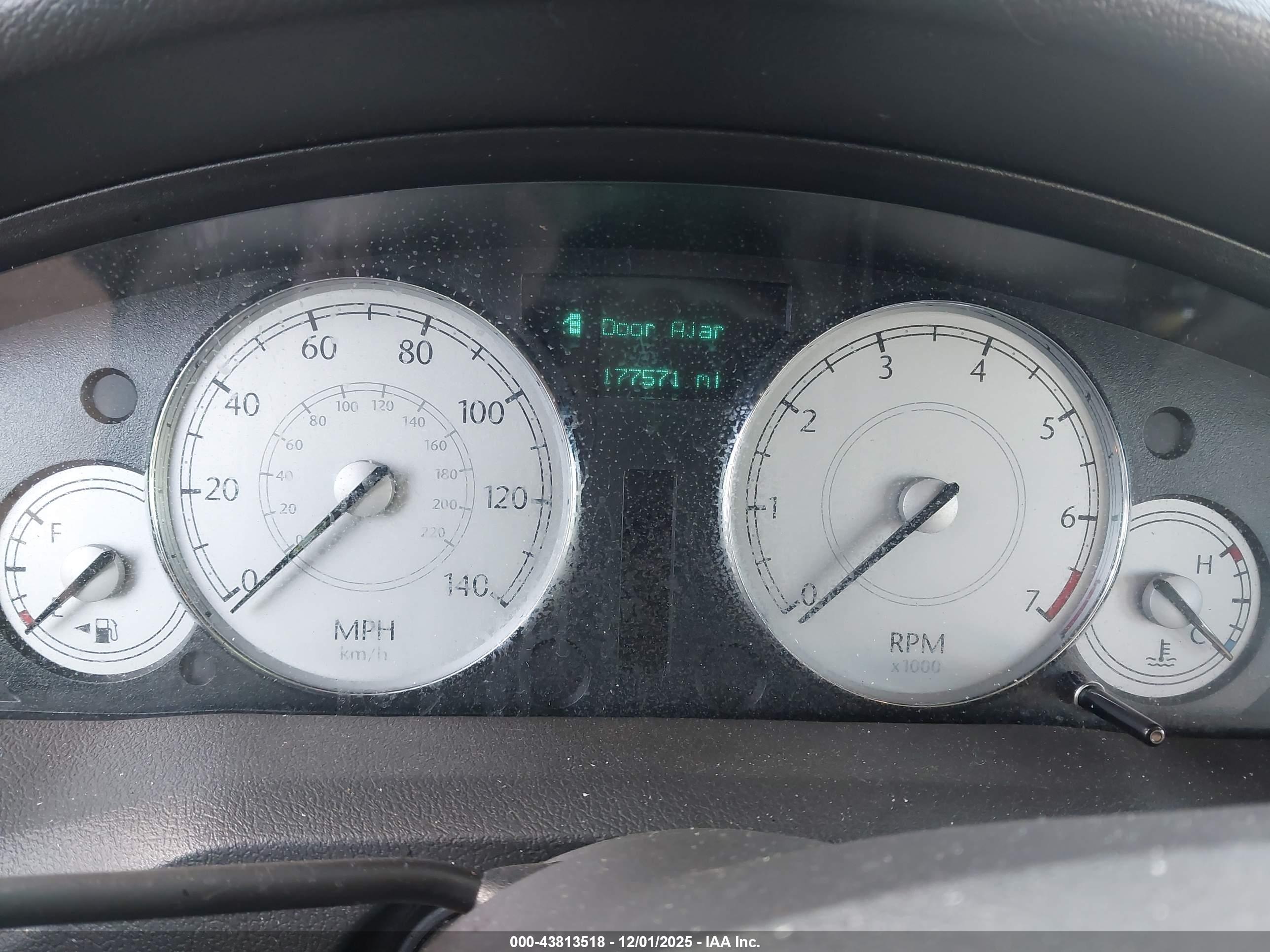 CHRYSLER 300 image 7