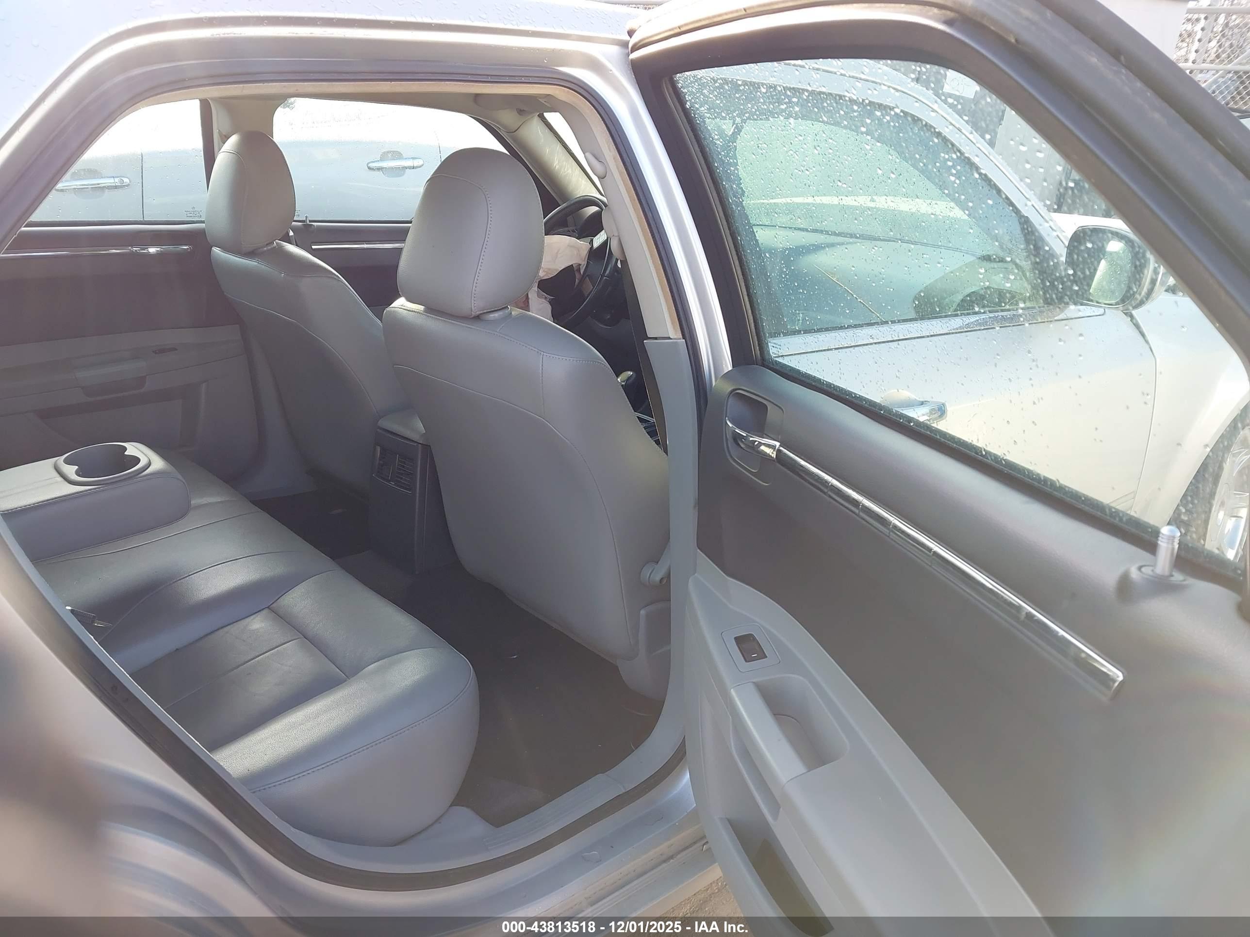 CHRYSLER 300 image 8