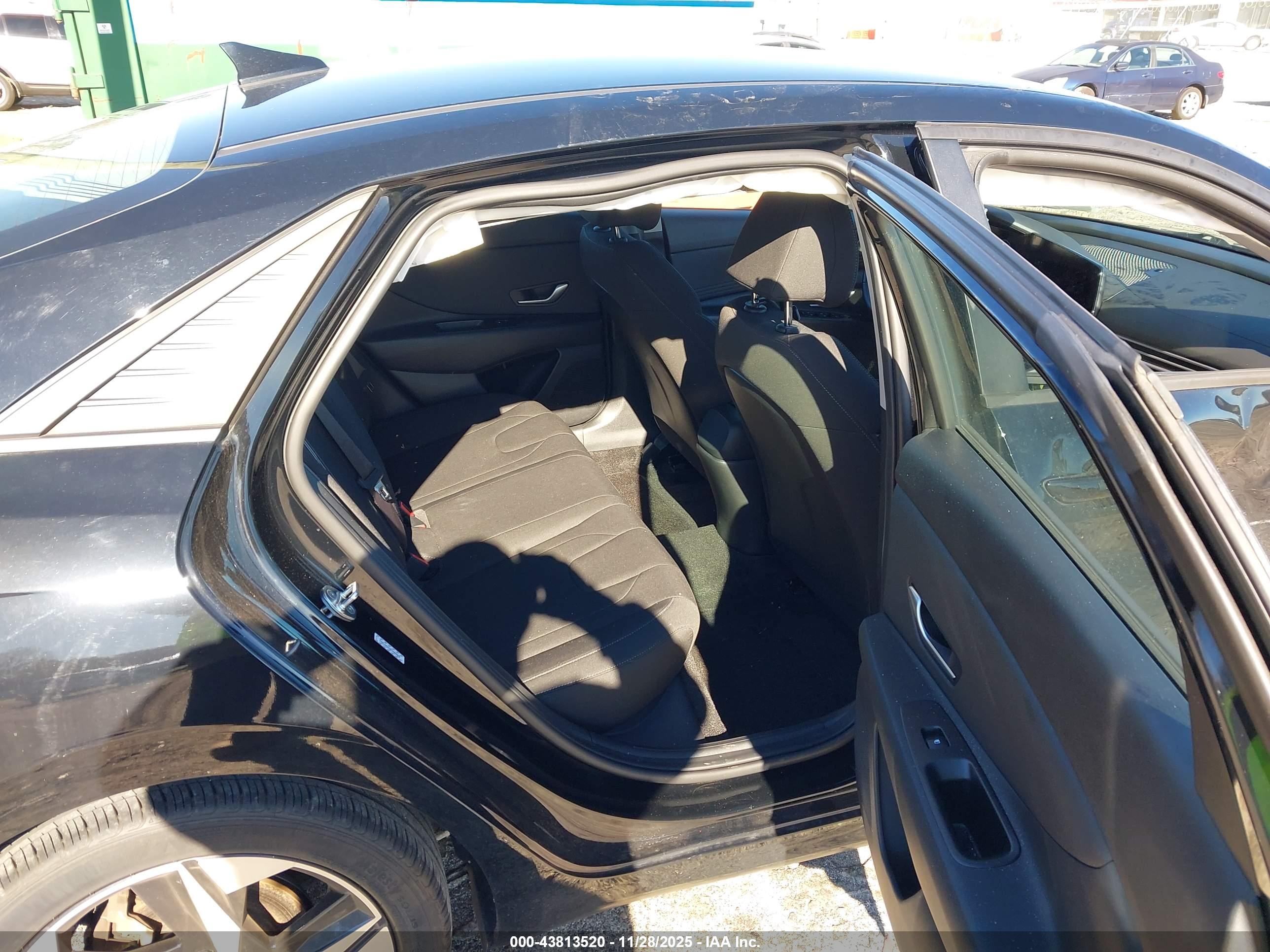 HYUNDAI ELANTRA image 8