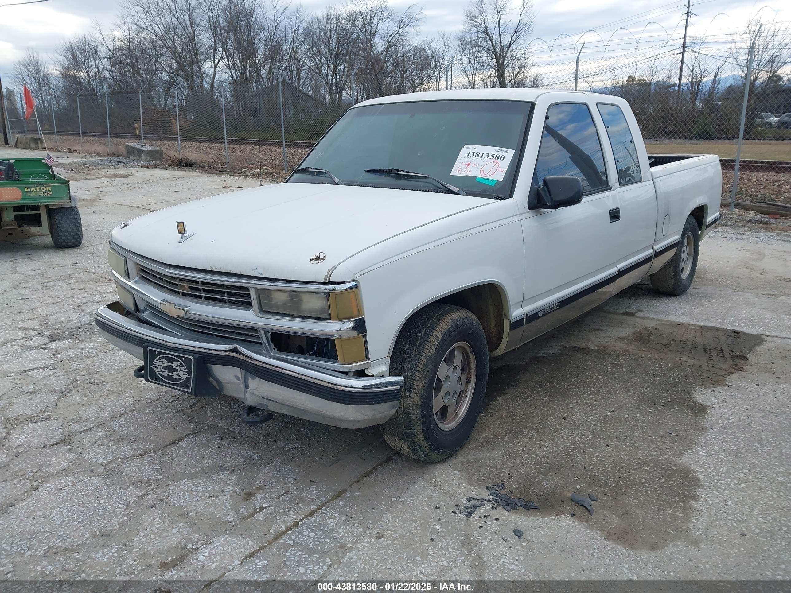 CHEVROLET GMT-400 image 2