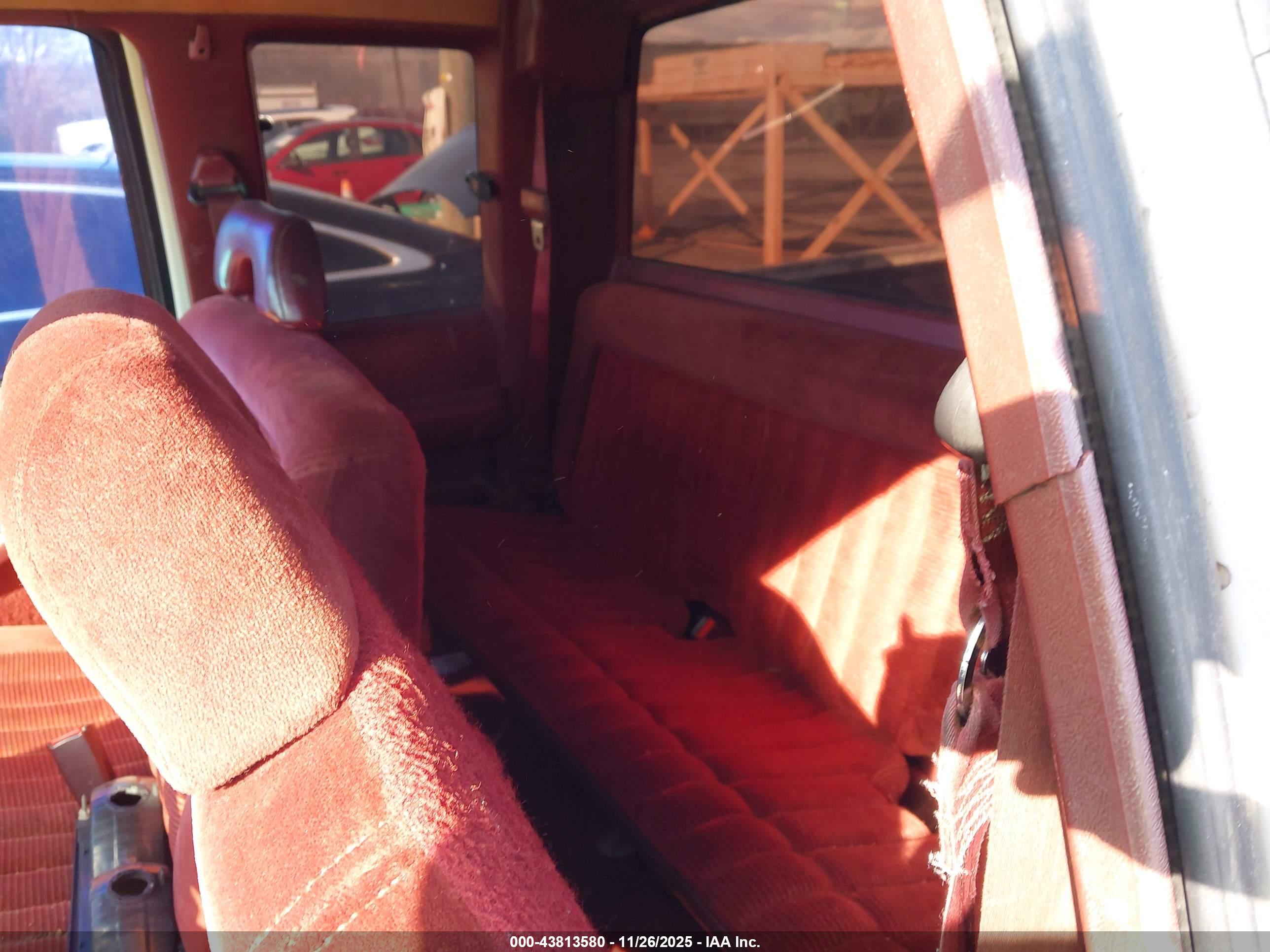 CHEVROLET GMT-400 image 8