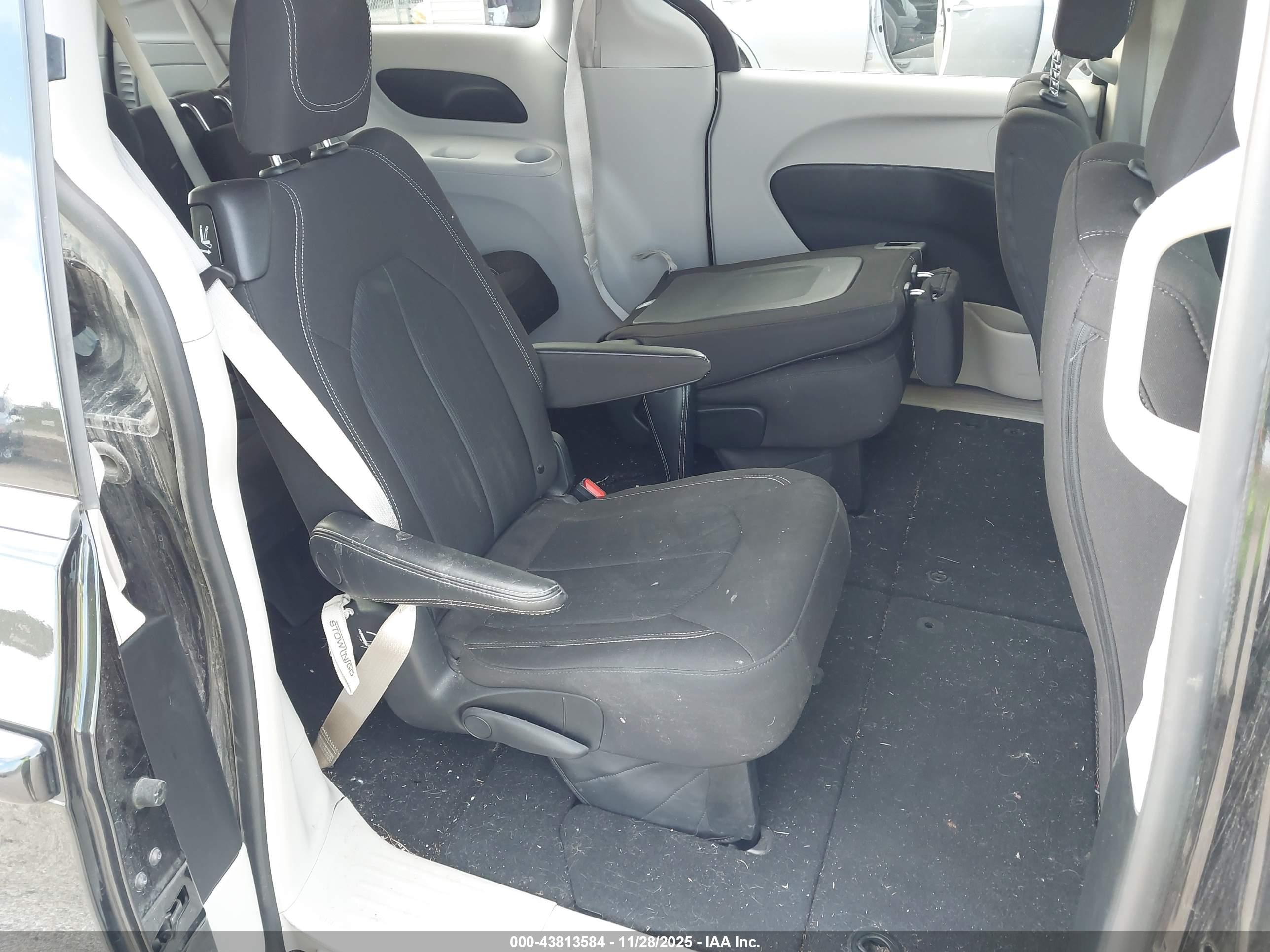 CHRYSLER VOYAGER image 8