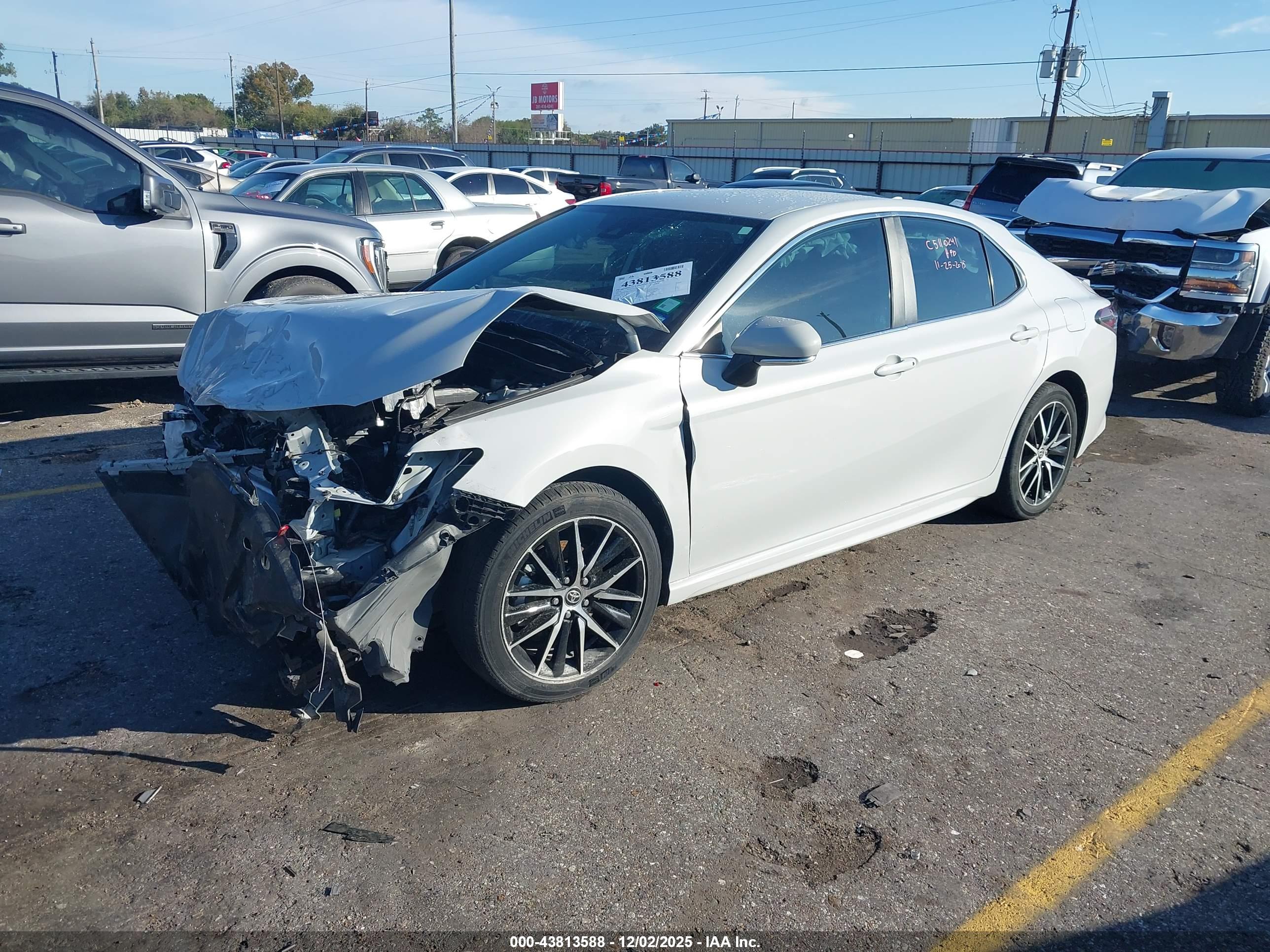 TOYOTA CAMRY image 2