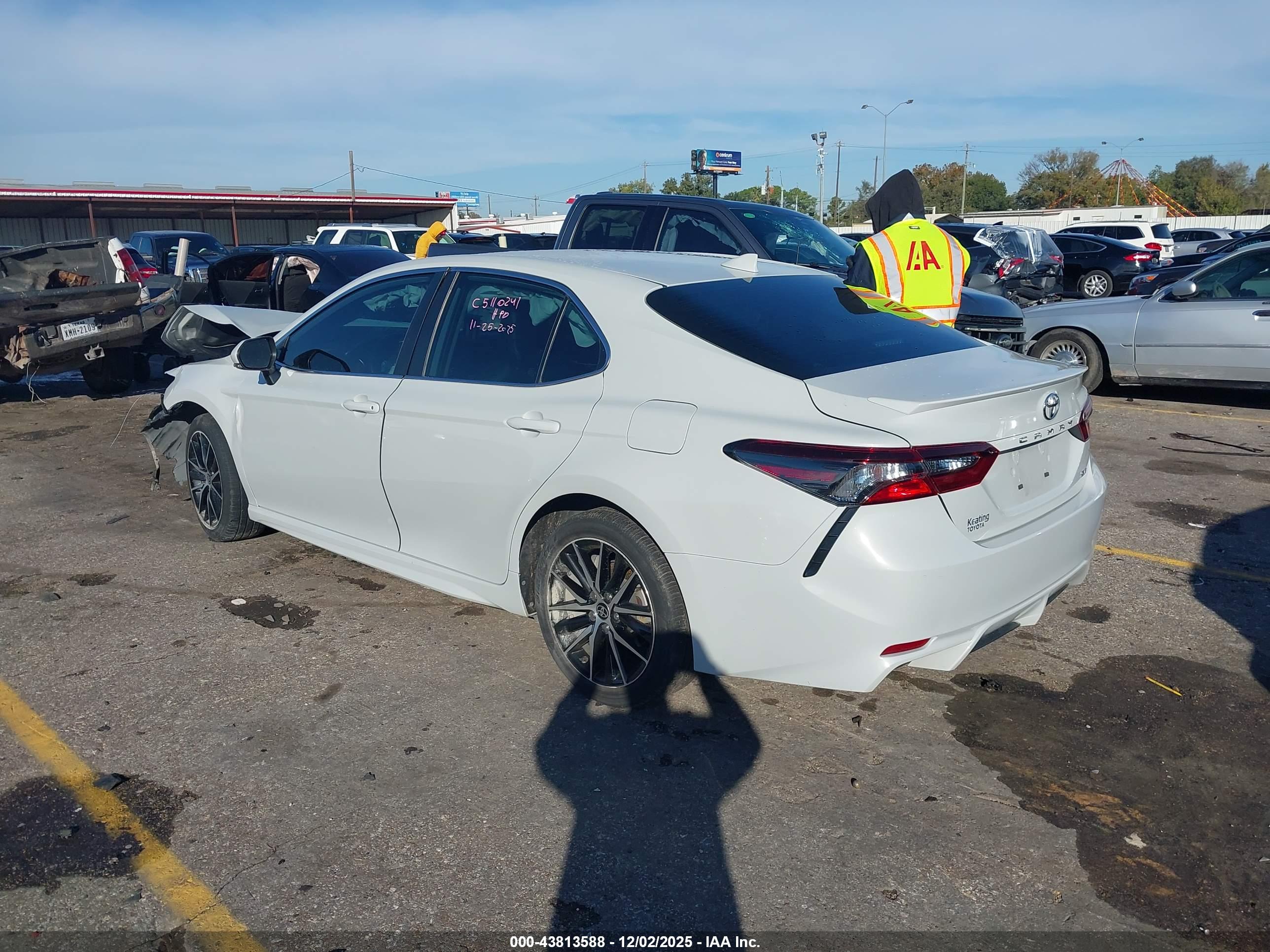 TOYOTA CAMRY image 3