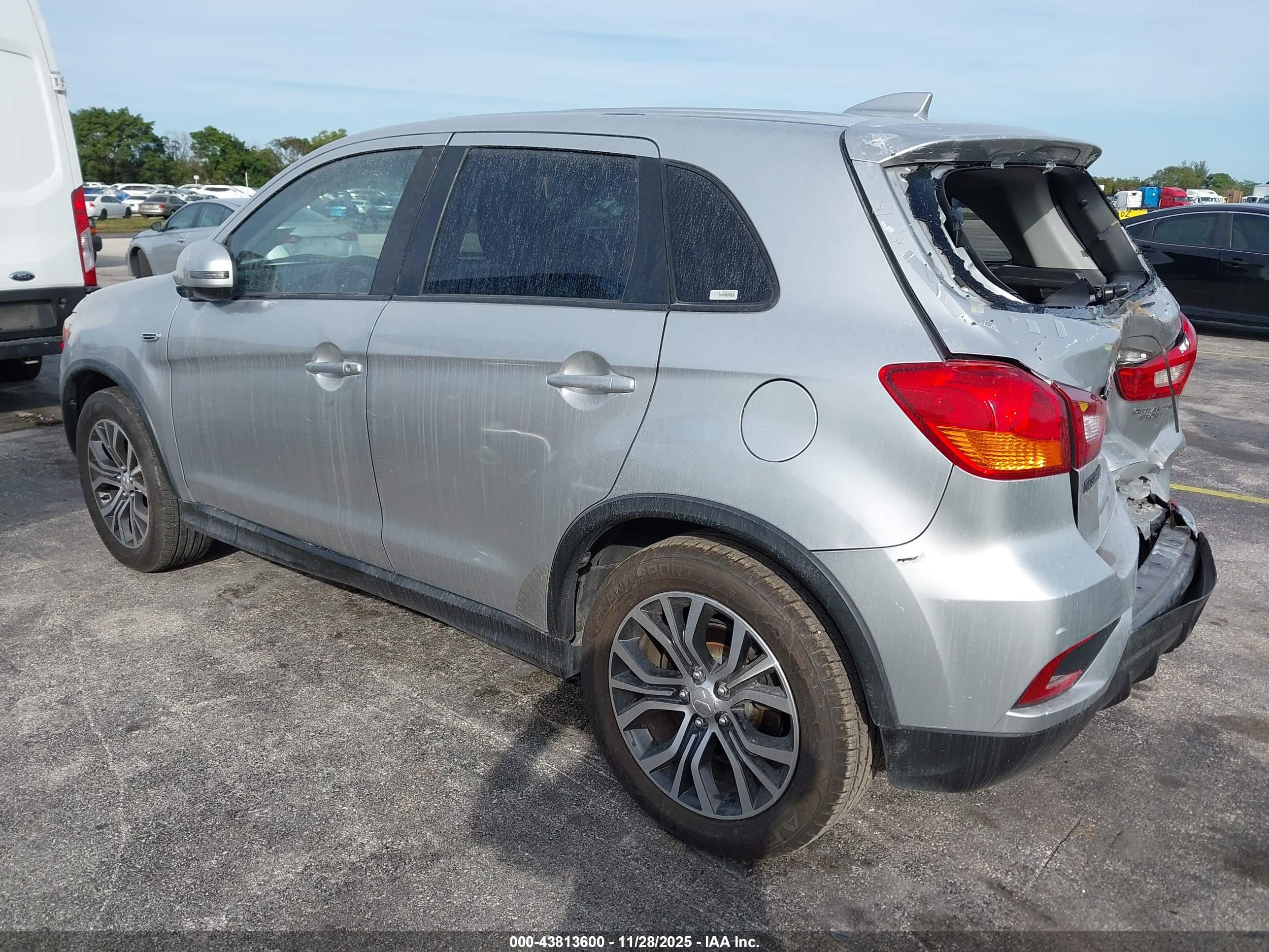 MITSUBISHI OUTLANDER image 3