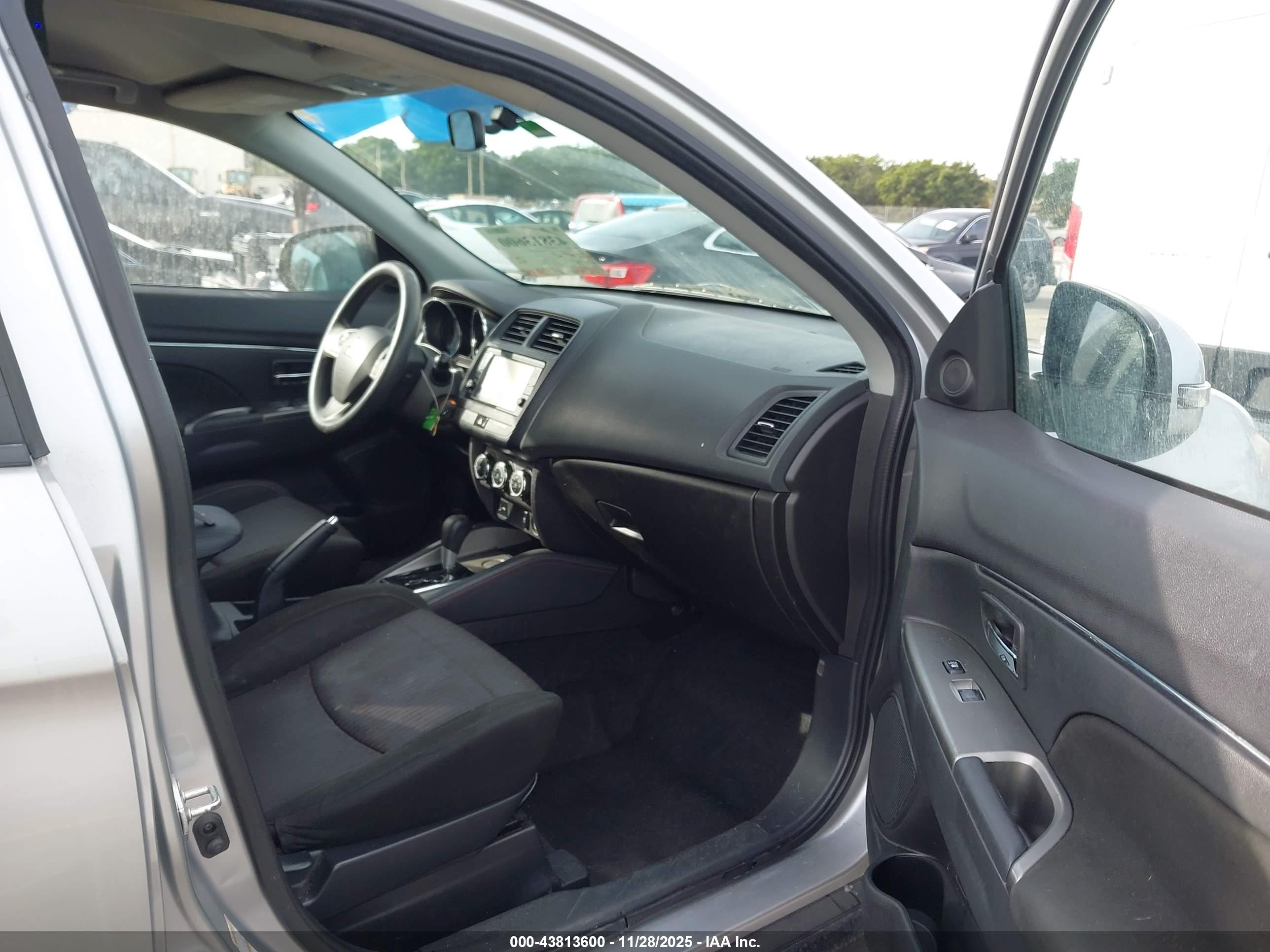 MITSUBISHI OUTLANDER image 5