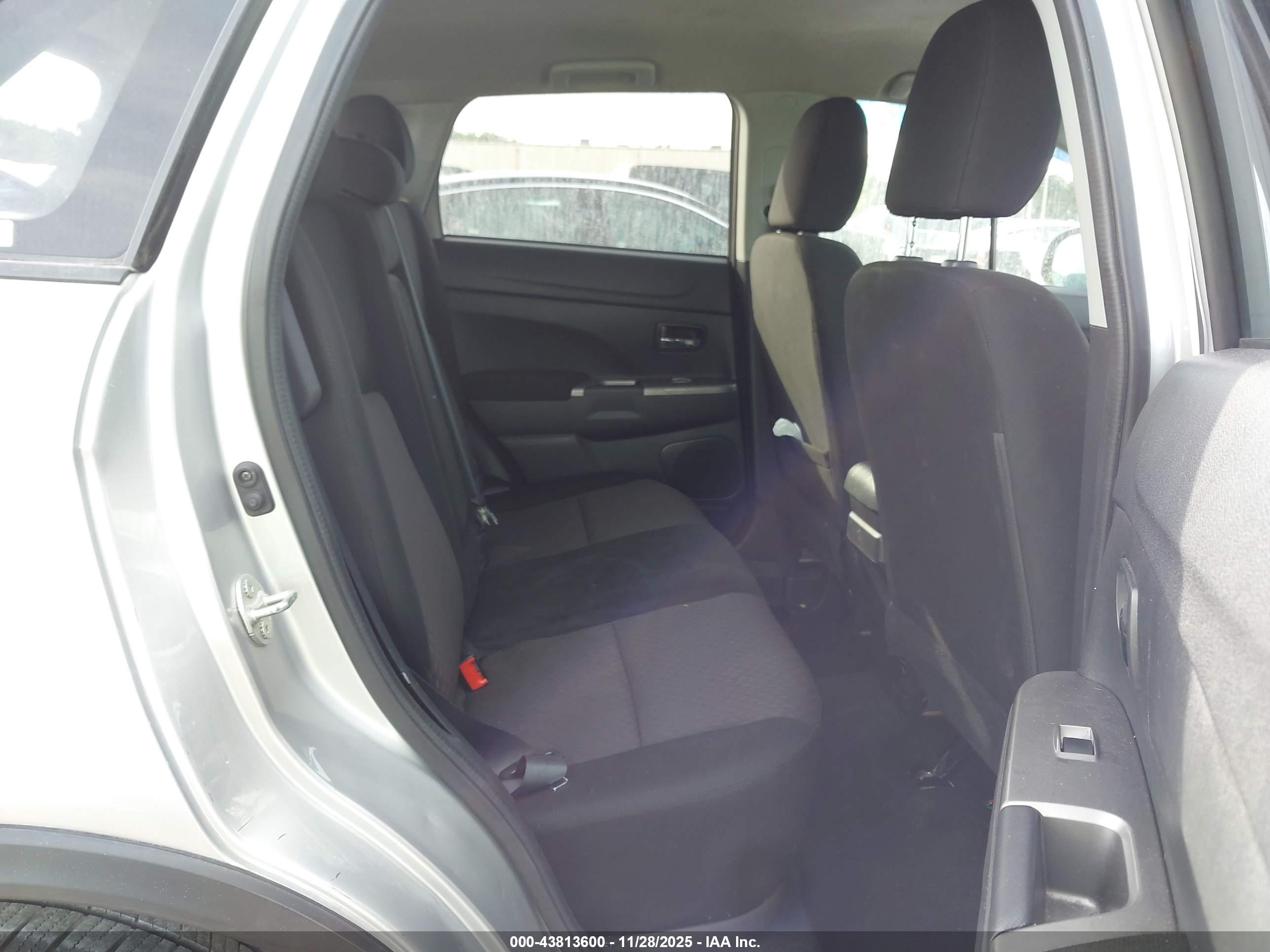 MITSUBISHI OUTLANDER image 8