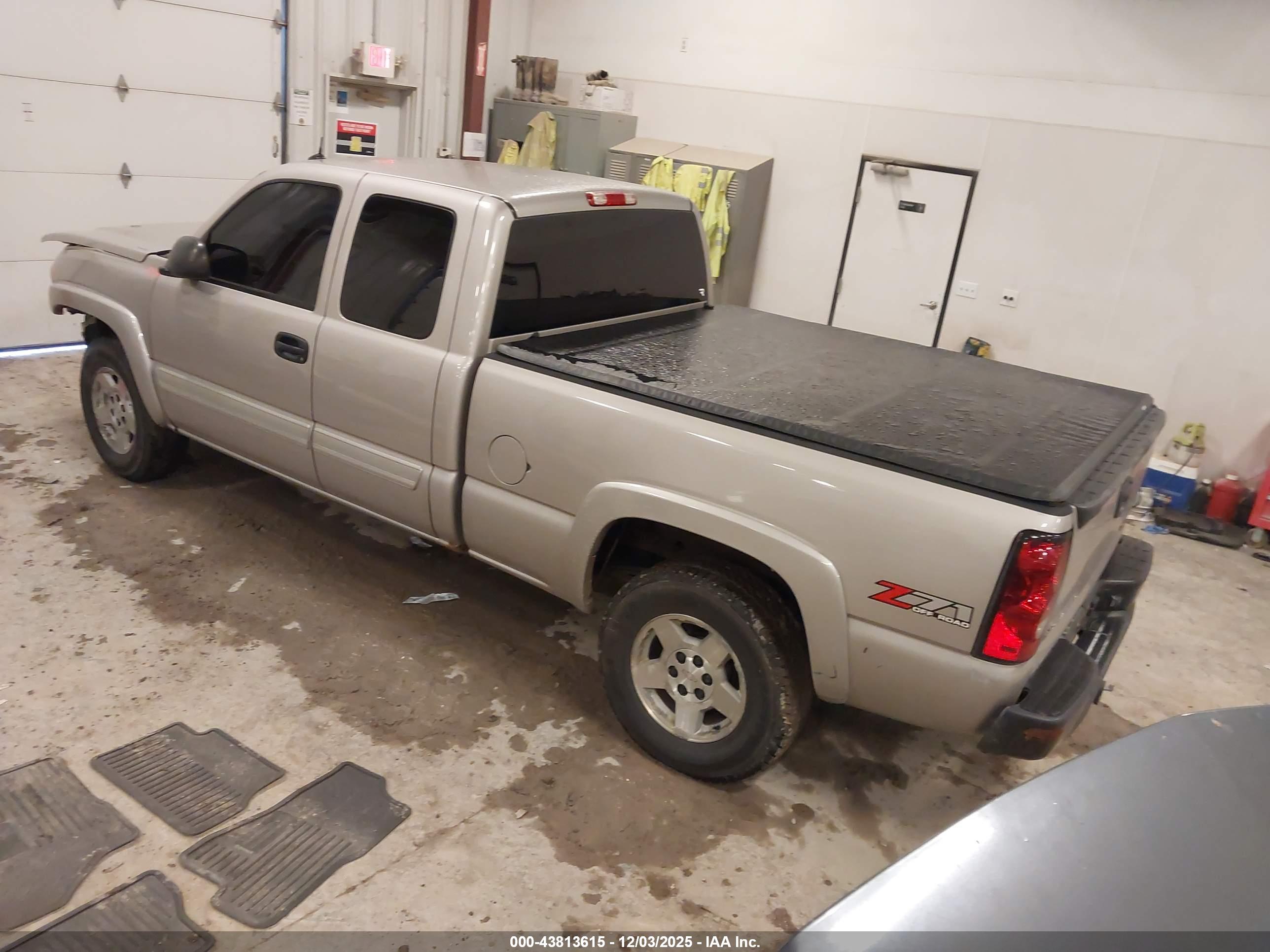 CHEVROLET SILVERADO image 3