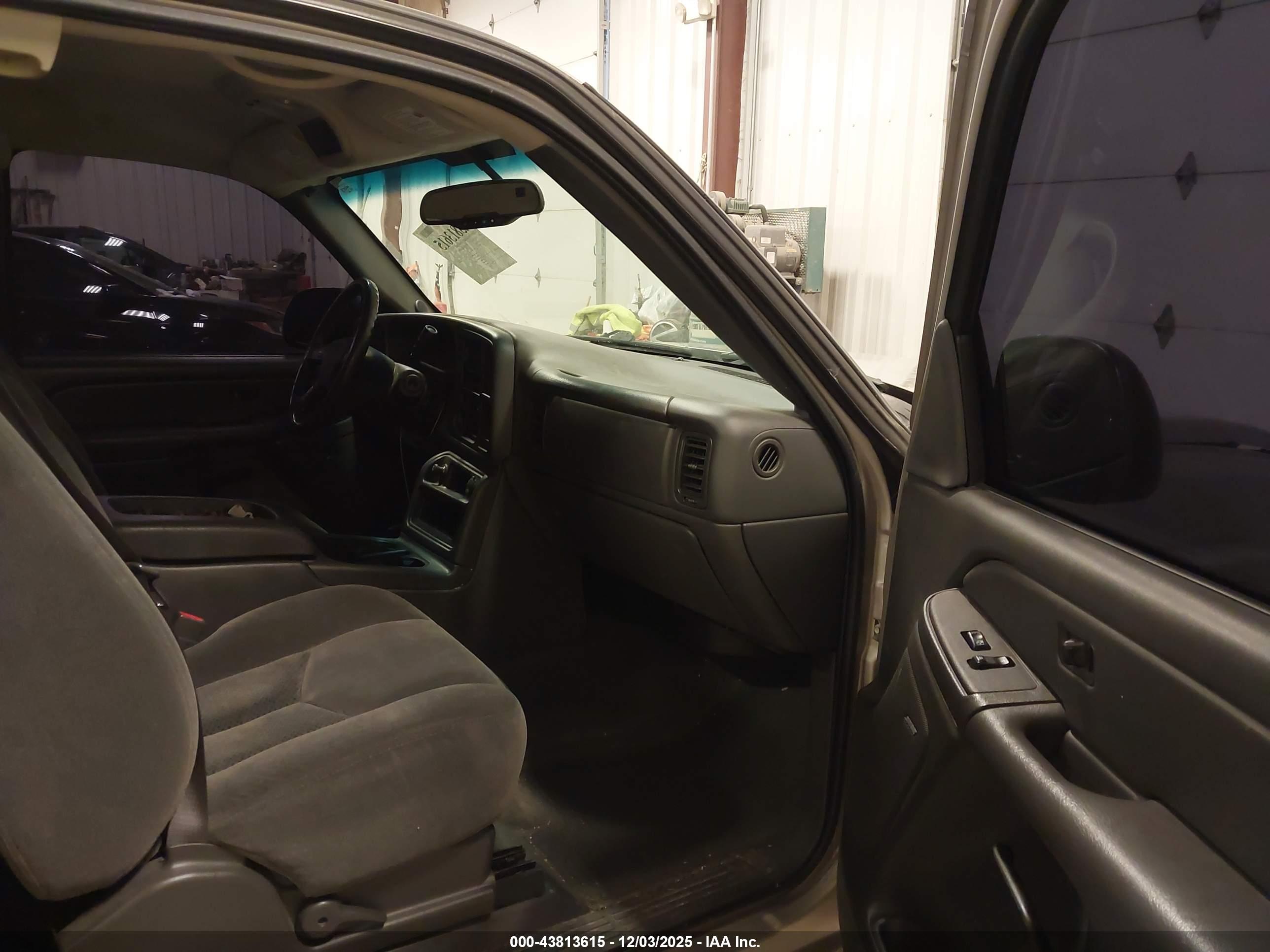 CHEVROLET SILVERADO image 5