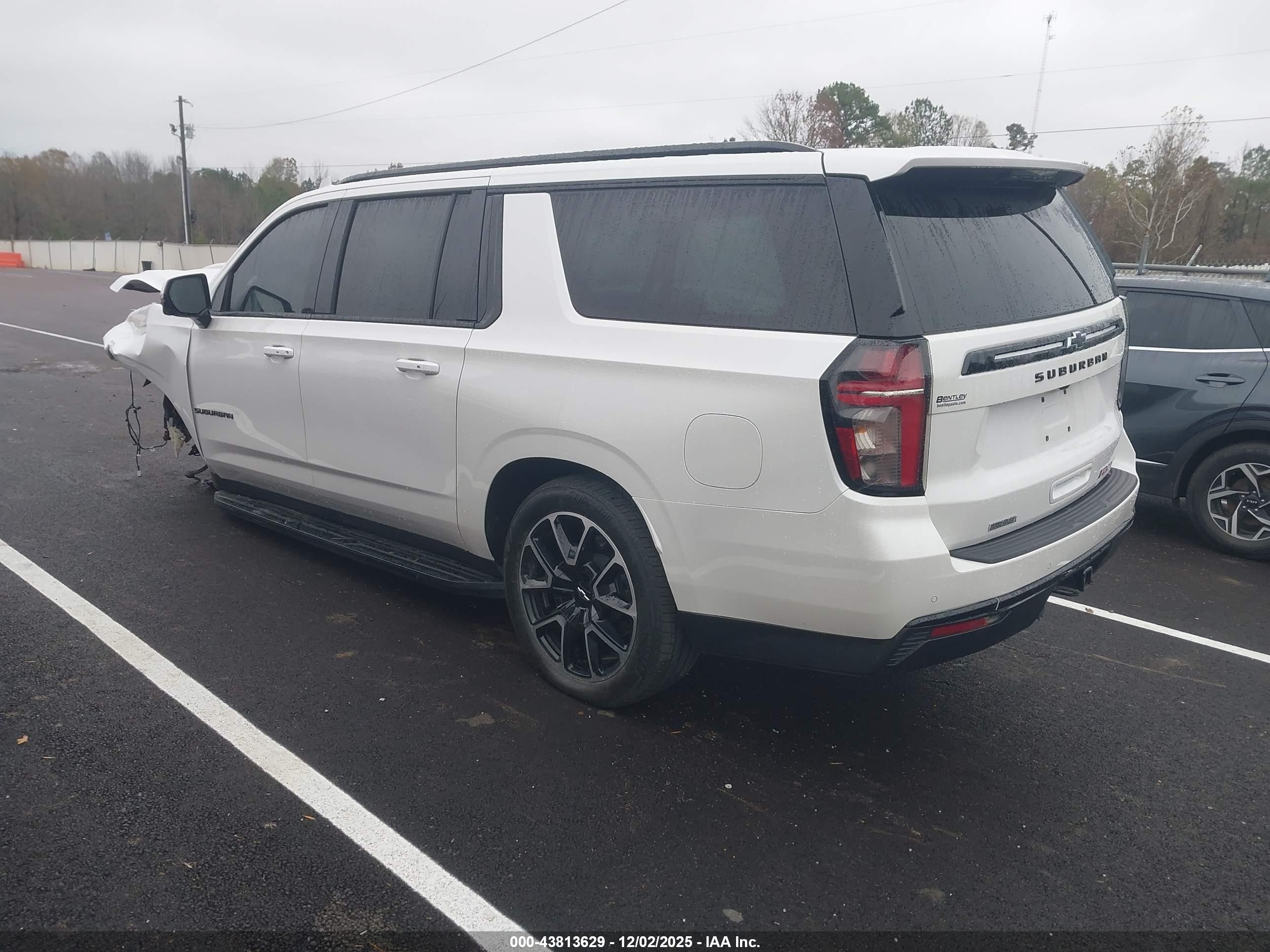 CHEVROLET SUBURBAN image 3