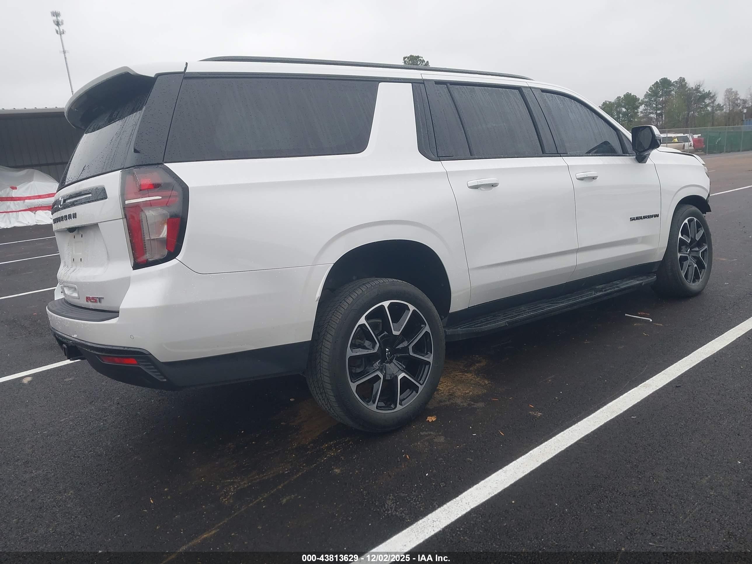 CHEVROLET SUBURBAN image 4