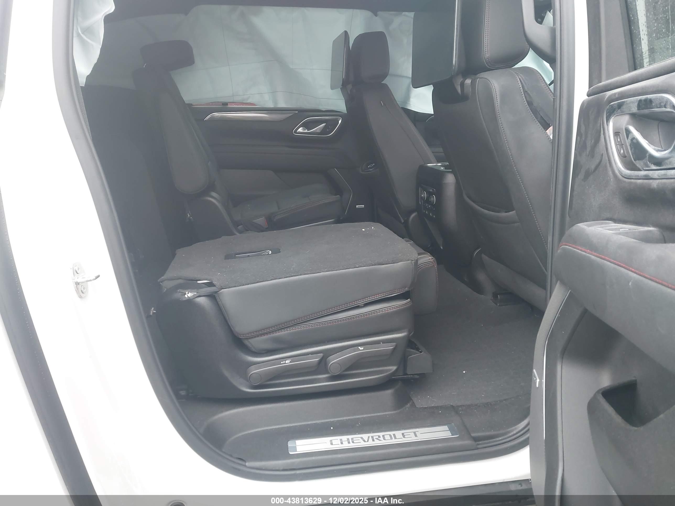 CHEVROLET SUBURBAN image 8