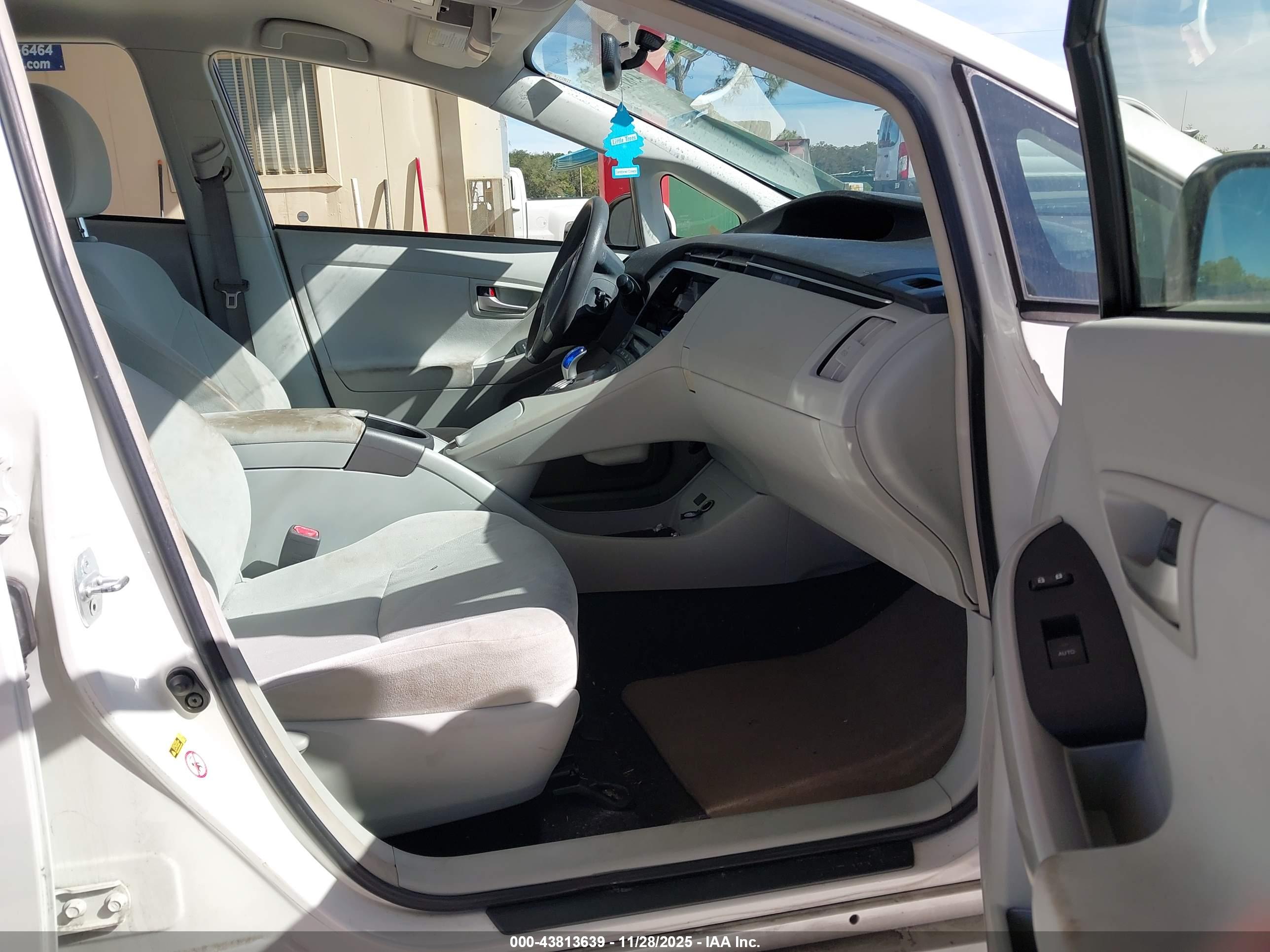 TOYOTA PRIUS image 5