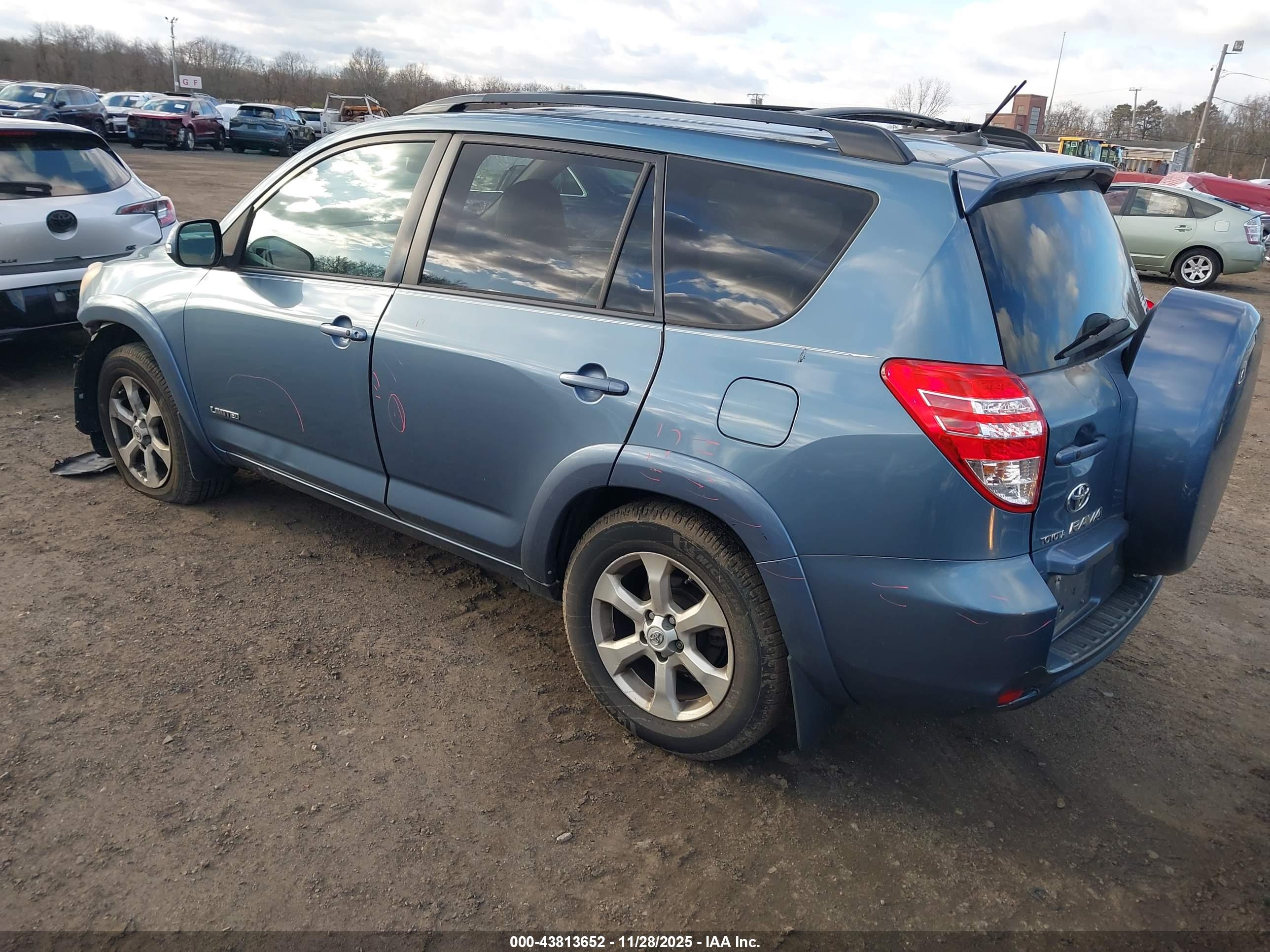 TOYOTA RAV4 image 3