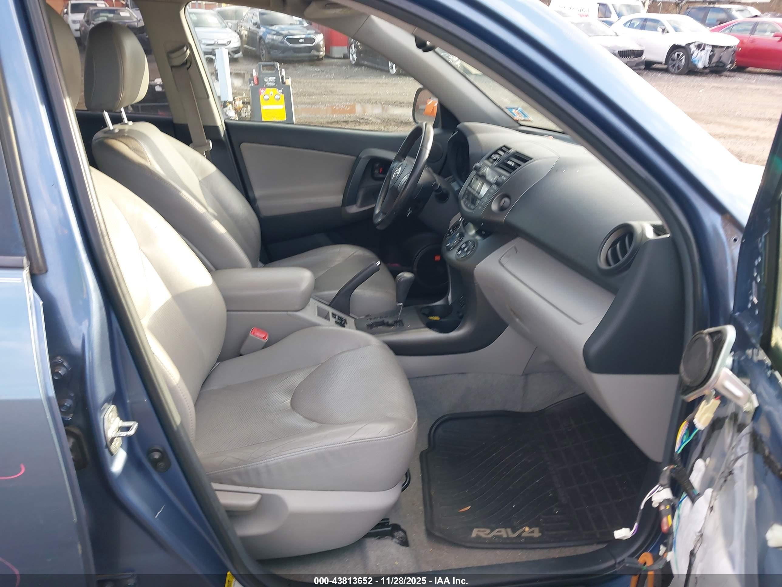 TOYOTA RAV4 image 5