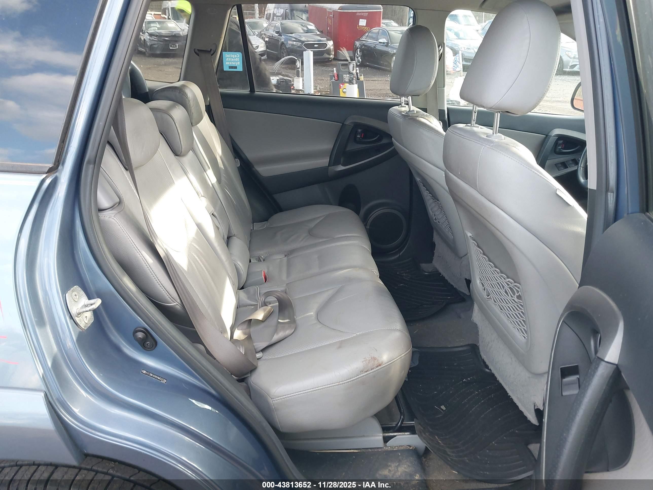 TOYOTA RAV4 image 8