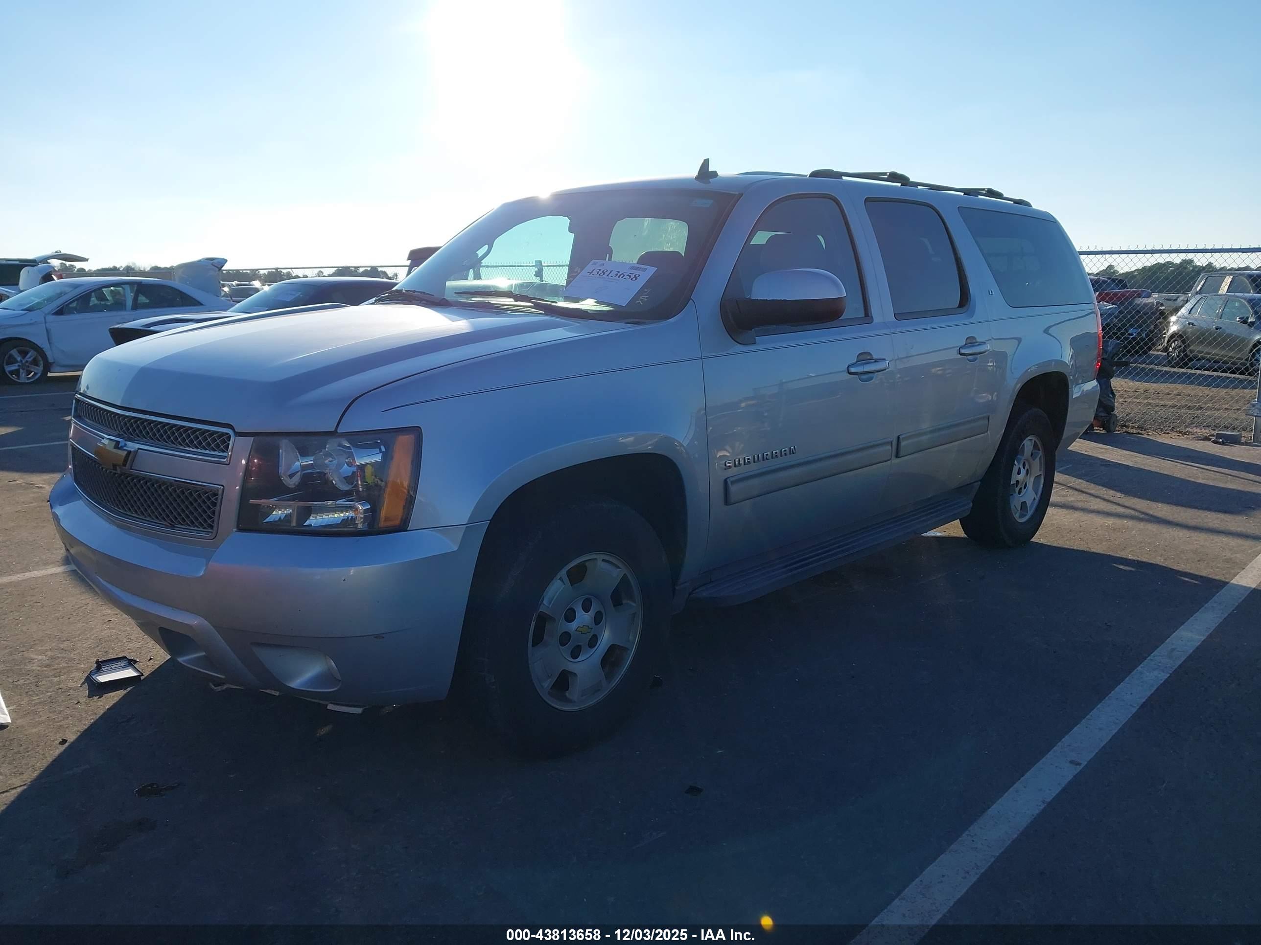 CHEVROLET SUBURBAN image 2