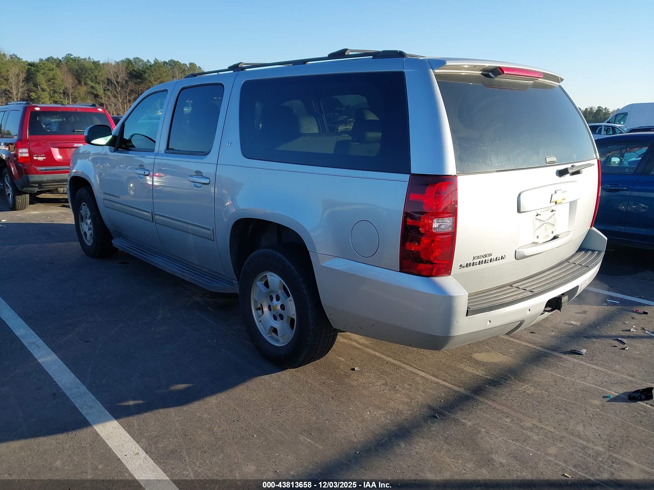 CHEVROLET SUBURBAN image 3